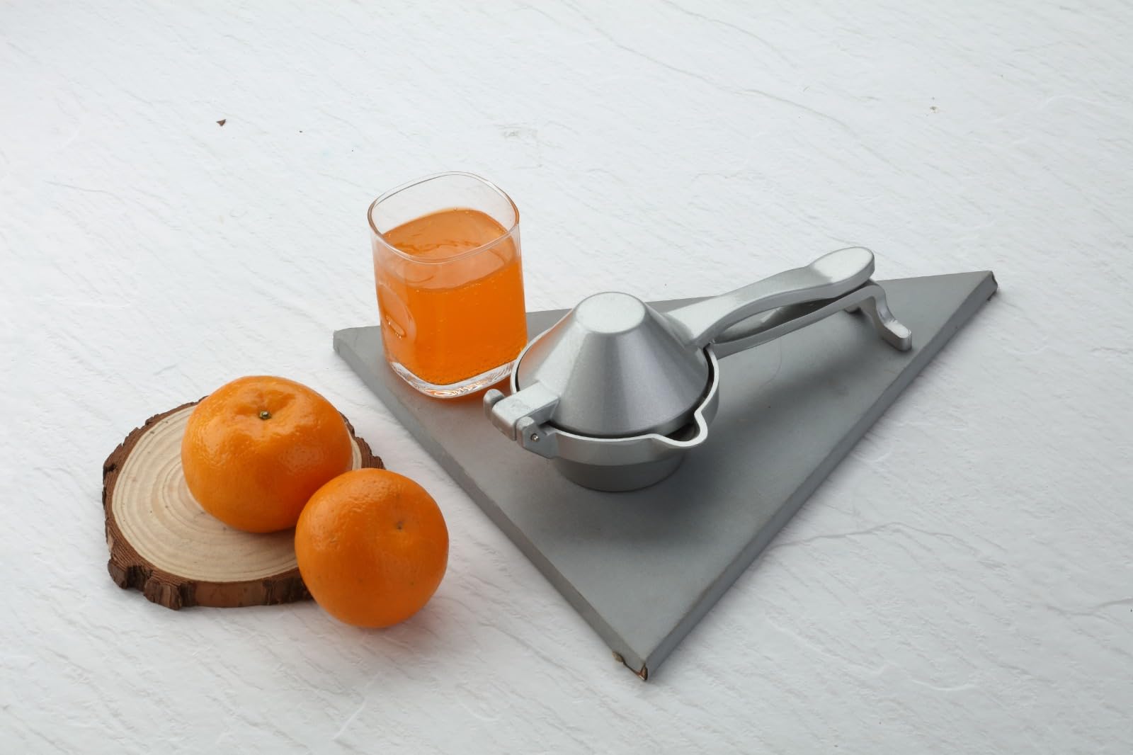 Exprimidor de mano | Exprimidor manual de aluminio | Agarre ergonómico para una extracción eficiente de jugo de cítricos y otras frutas | Compacto duradero fácil de usar y limpiar | Pesado 360 gramos