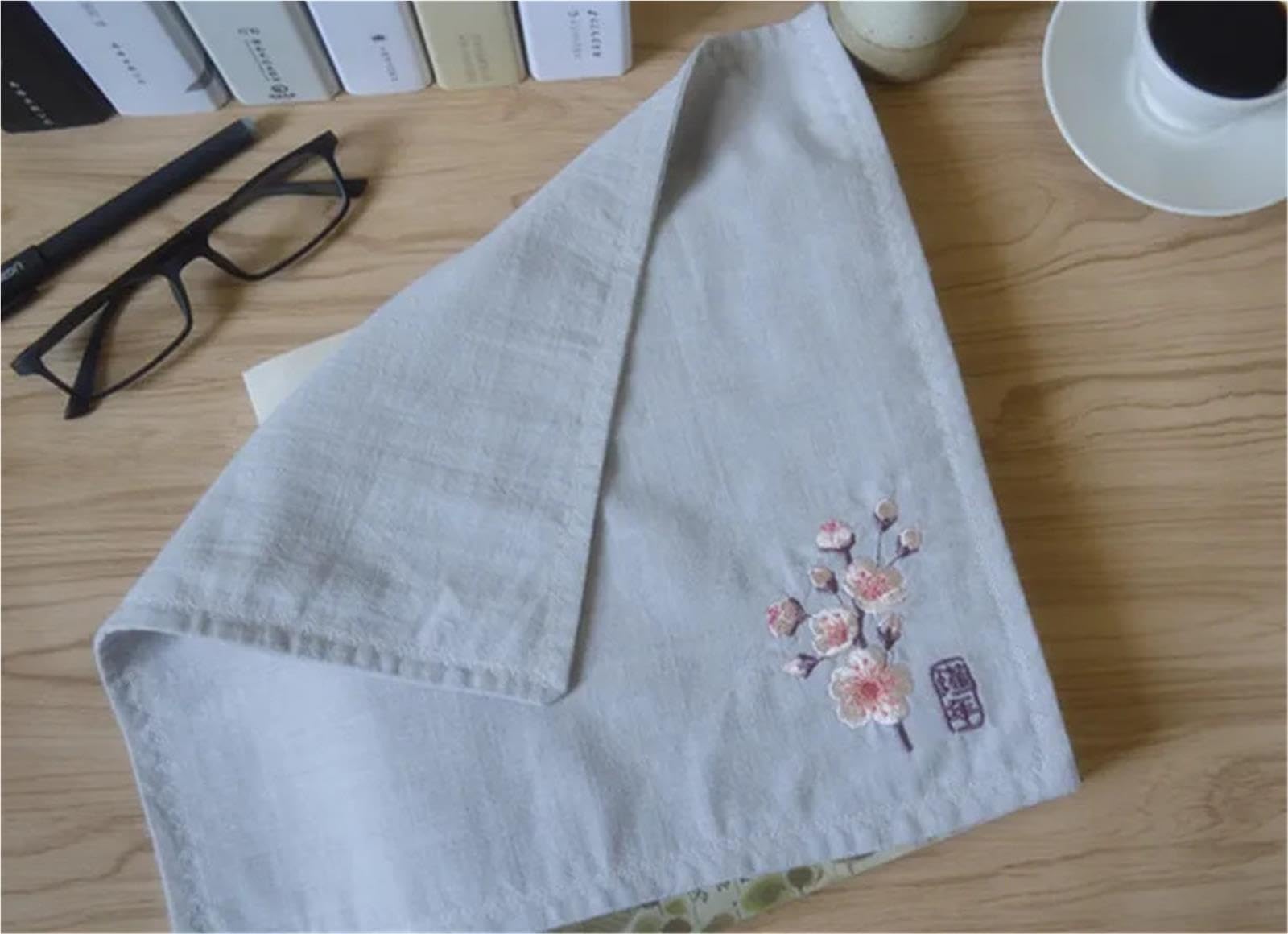 Fazzoletto piuttosto retrò con fiori ricamati in cotone for matrimonio