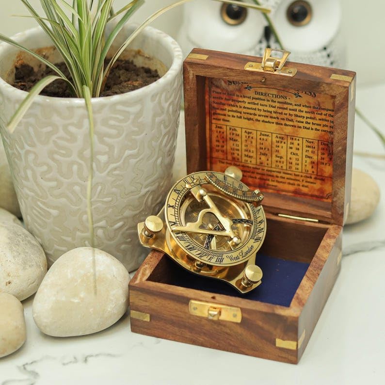 Brújula de Sol de Latón con Caja de Madera | Brújula Náutica Antigua Estilo Vintage Grabada de 3 Pulgadas miniatura 1