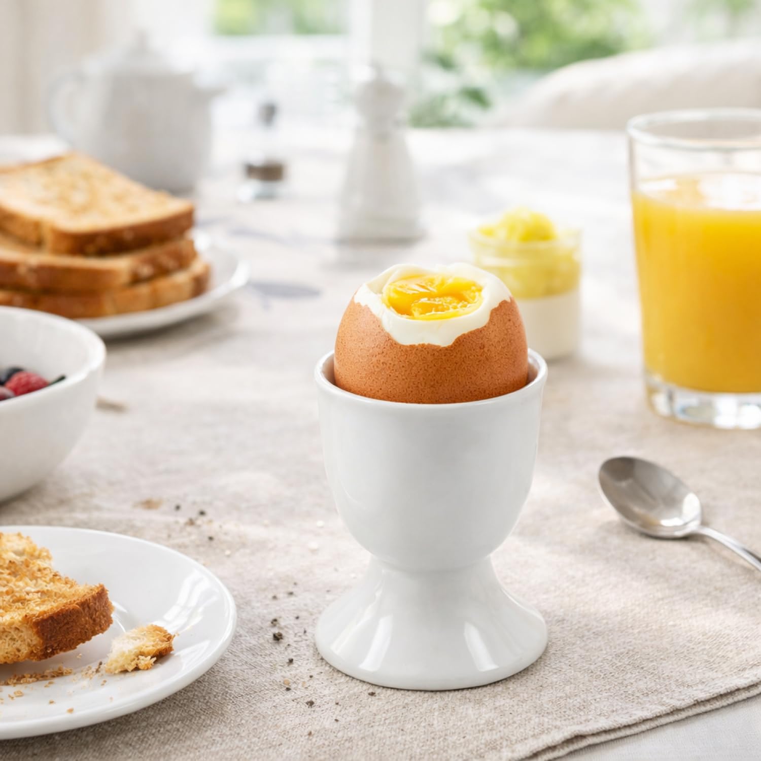 com-four® 6X Eierbecher aus Keramik - weiße Eierhalter für Tisch und Küche - spülmaschinengeeignet und mikrowellengeeignet - Klassische Eierbecher für Frühstück (6 Stück - Classic)