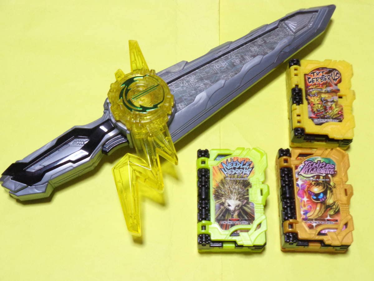 聖剣ソードライバー ワンダーライドブック 雷鳴剣黄雷 仮面ライダーセイバー』DX聖剣ソードライバーと連動する「DX雷鳴