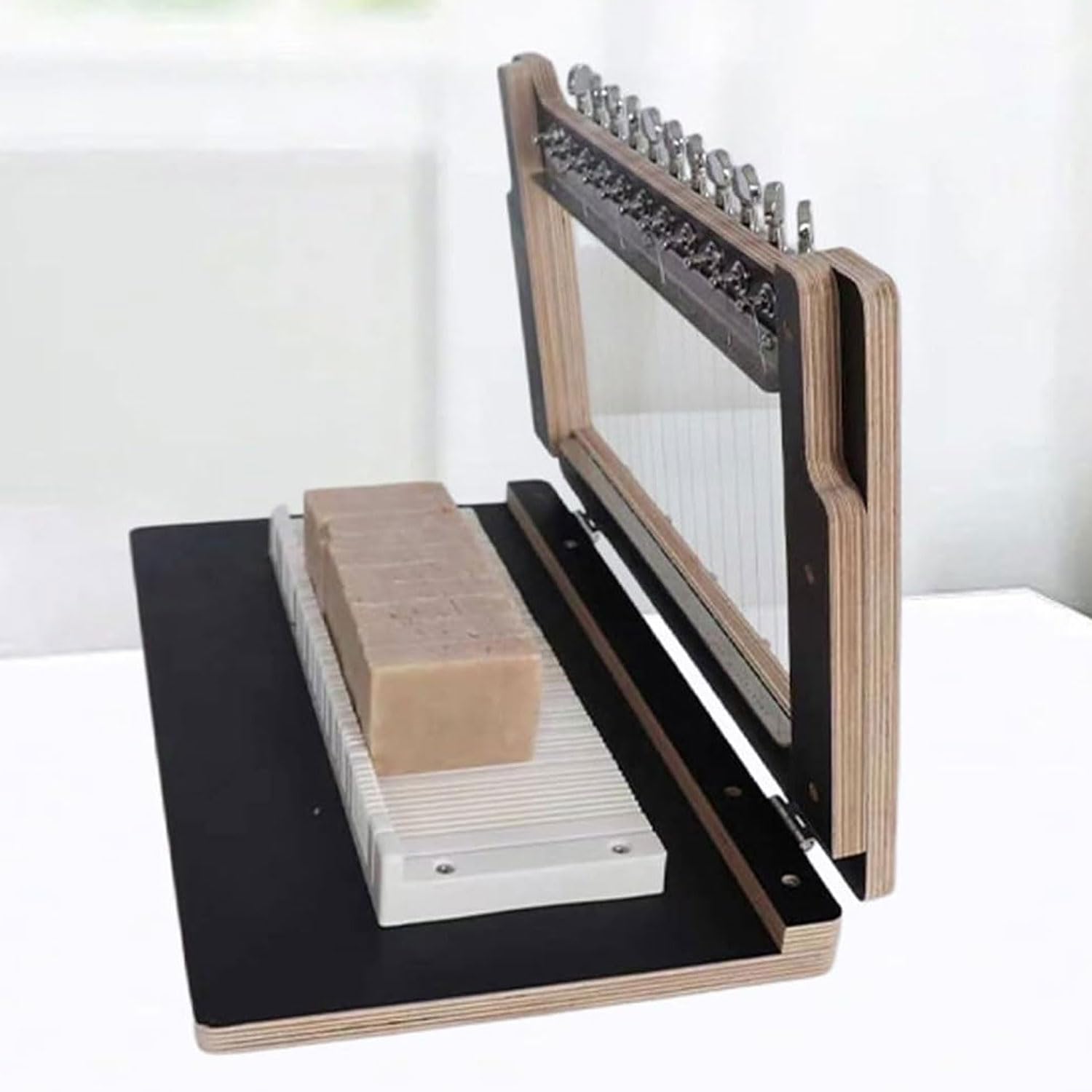 JOSBY Cortador De Jabón Artesanal De Múltiples Alambres, Grosor Ajustable De 1,5 A 7 Cm, Cortador De Jabón De Madera con Alambre, Mesa De Trabajo De 48 X 28,5 Cm, Máquina Manual para Cortar Queso
