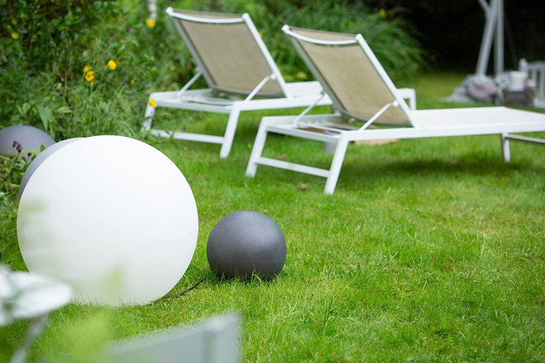 8 seasons design Solar Kugelleuchte 50 cm, Shining Globe (weiß) LED warmweiß, Dämmerungssensor – wetterfest – große Solarlampe für außen (Garten, Terrasse, Balkon) – robust & langlebig