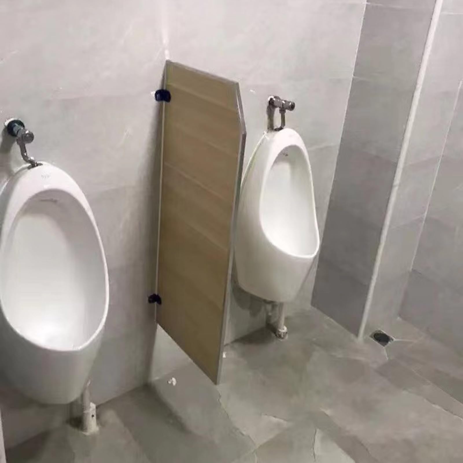 Mampara divisora de urinario impermeable que optimiza el espacio del baño