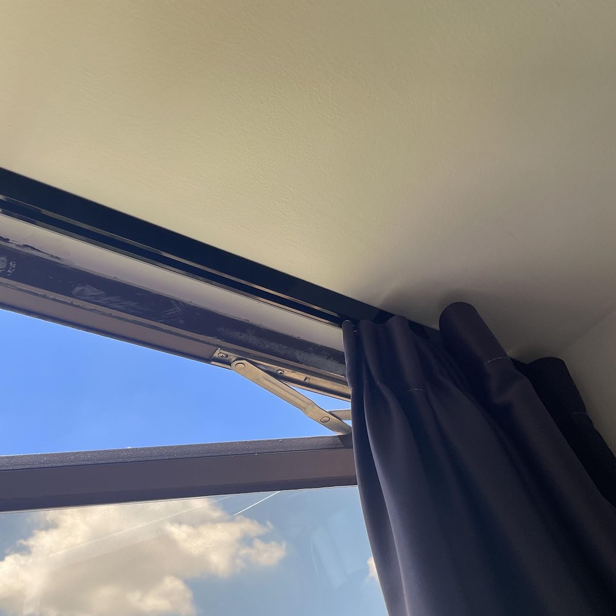 Générique Système de Rail à Rideaux, Rail en Aluminium Auto-adhésif Silencieux de 1,6 m (5,2 pi) - Fixation au Plafond sans perçage pour des Rideaux coulissants en douceu