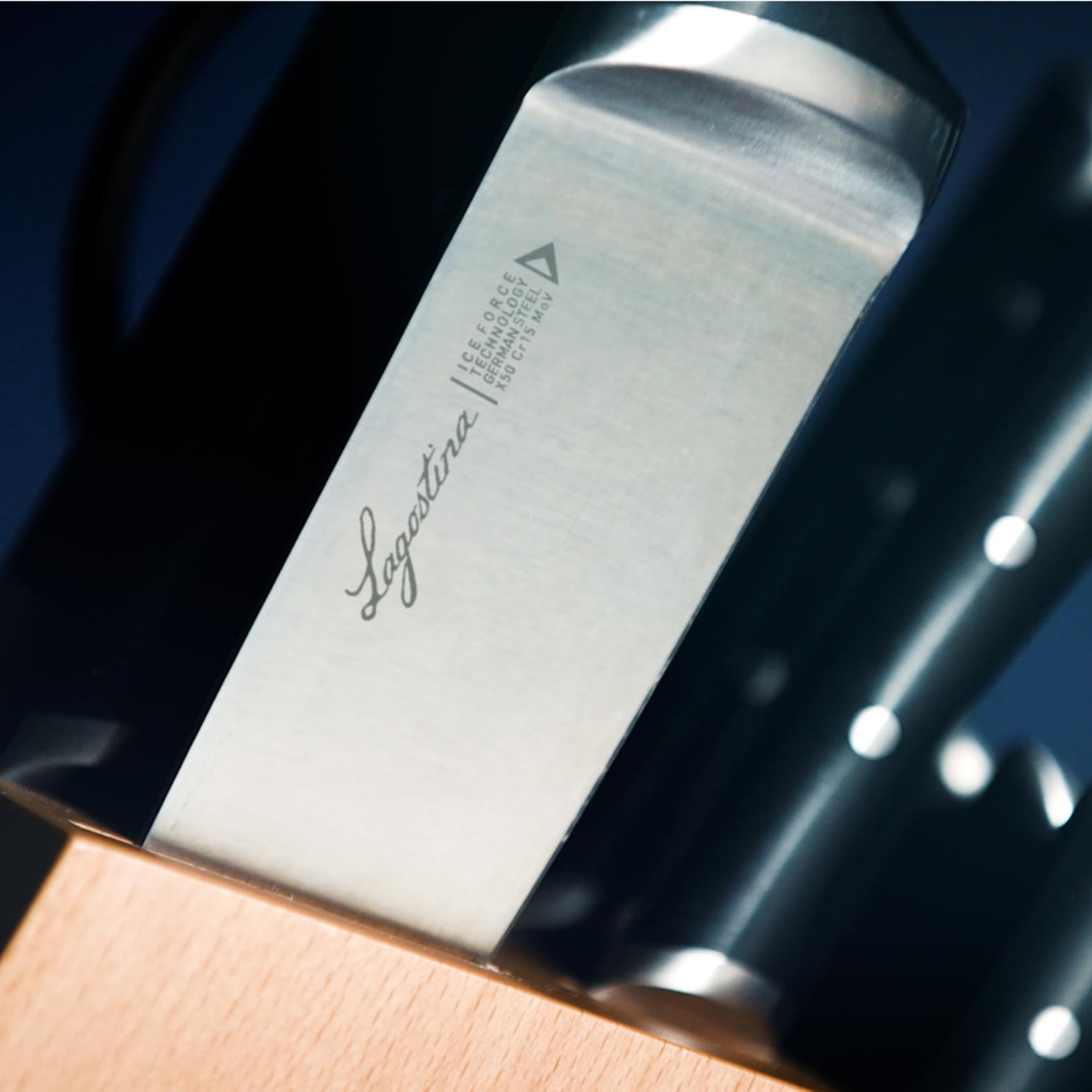 Lagostina Iceforce, Set Coltelli da Cucina, Ceppo in Legno con 5 Coltelli in Accaio Inox, Confezione con Coltello Pane 20cm, Coltello Chef 20cm, Coltello Santoku 18cm, Multiuso 11cm e Spelucchino 9cm
