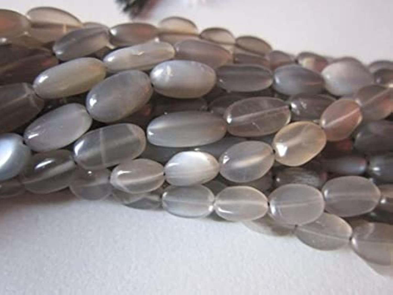Perles de pierre de lune grise ovale pour bijoux porteurs de sérénité