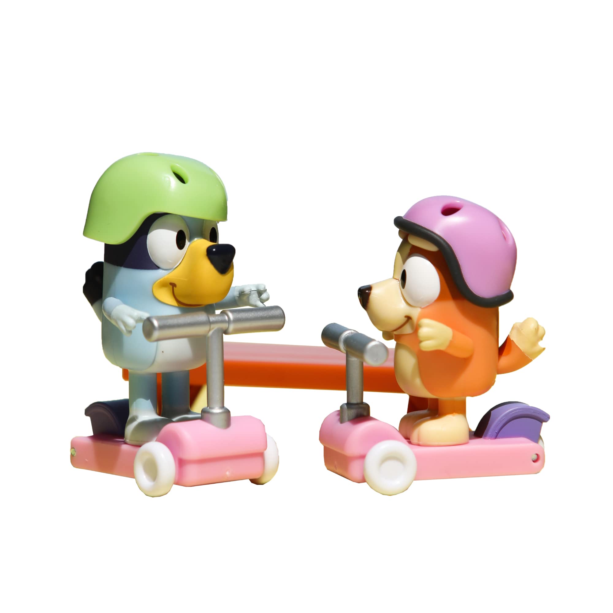 Bluey - Vehículos Scooters, con 2 Figuras de los protagonistas de la Serie, Bingo la Hermana de Blue, y de Accesorios 2 patinetes Scooter con Ruedas y 2 Cascos, +3 años de Edad, Famosa (BLY12100)