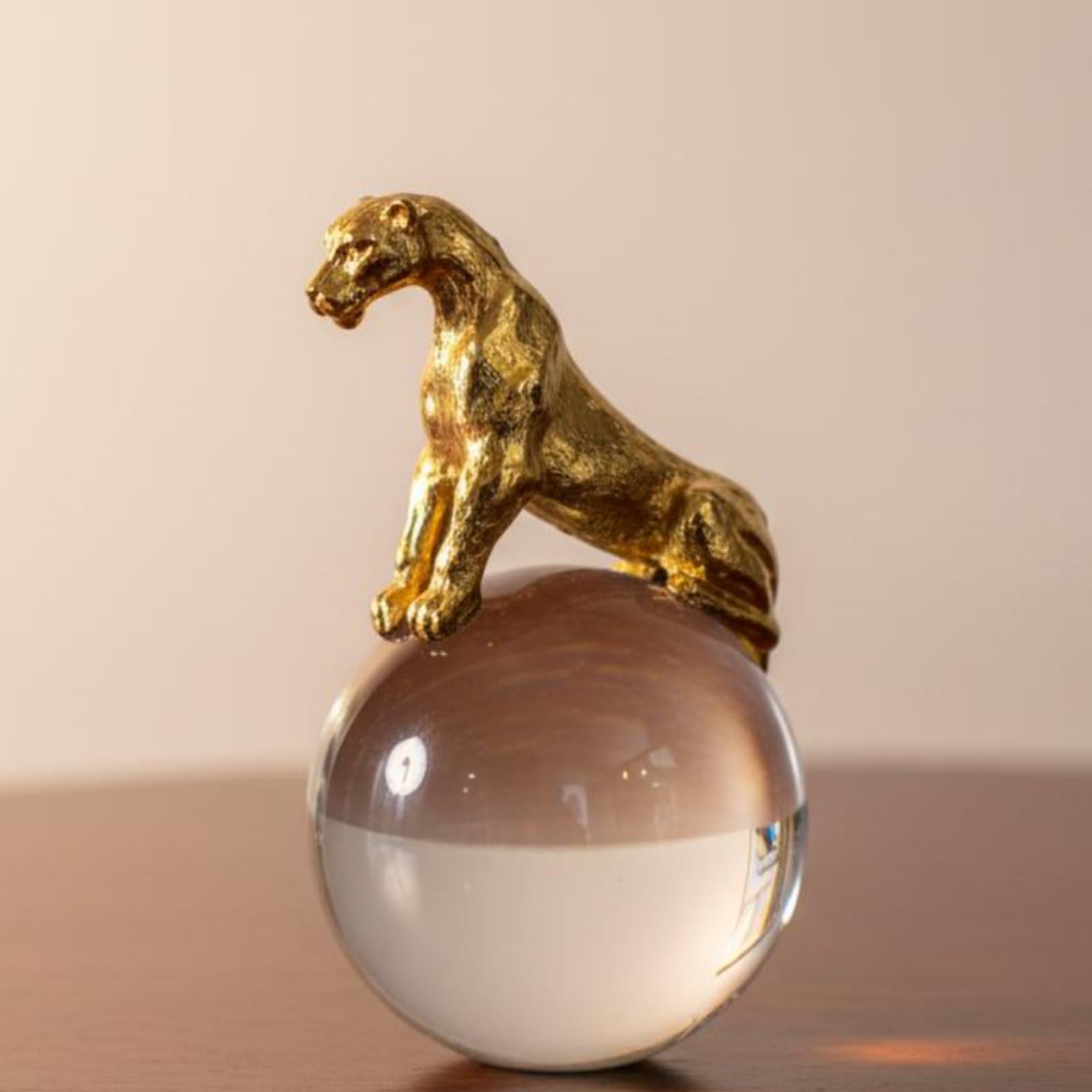 Escultura Decorativa Gato Estatua Figura Adorno en Esfera de Base de Cristal Acabado Pulido y Tallado Adecuada para Sala de Estar Entrada Estanterías Escritorio, Plateado