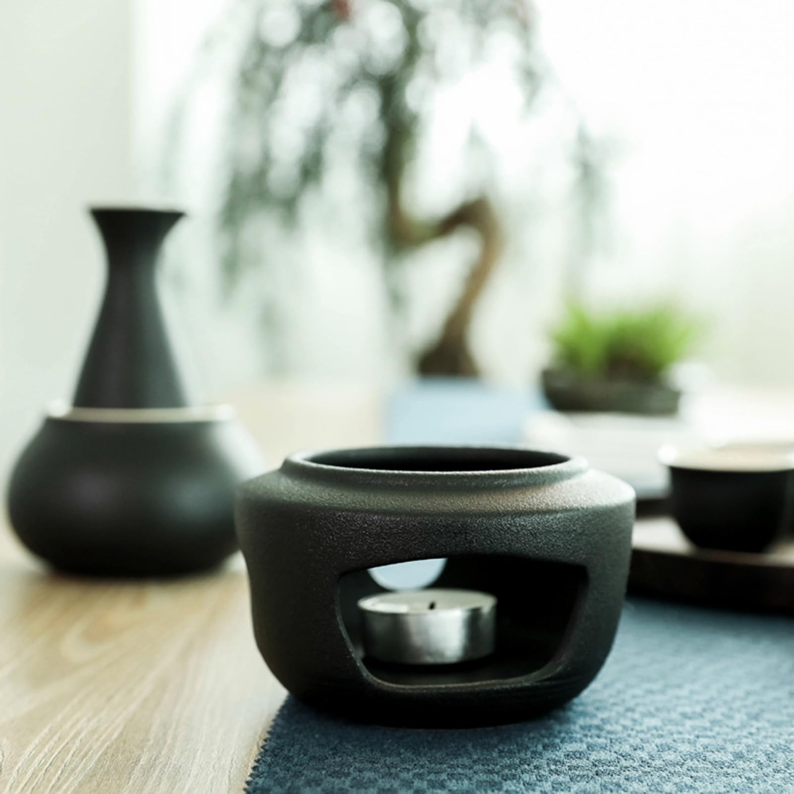 elegante japanische Sake Flaschen Set enthält eine Karaffe, einen Warmhalteofen, eine Schüssel und passende Tassen für traditionelles Trinken und den Heimgebrauch Sake Wärmer Set aus Keramik
