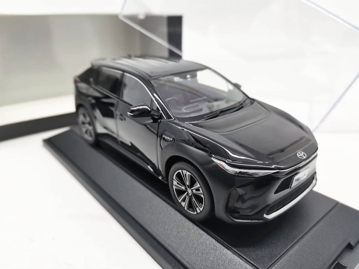 Amazon.co.jp: 1/30 ミニカー bZ4X 黒 : おもちゃ