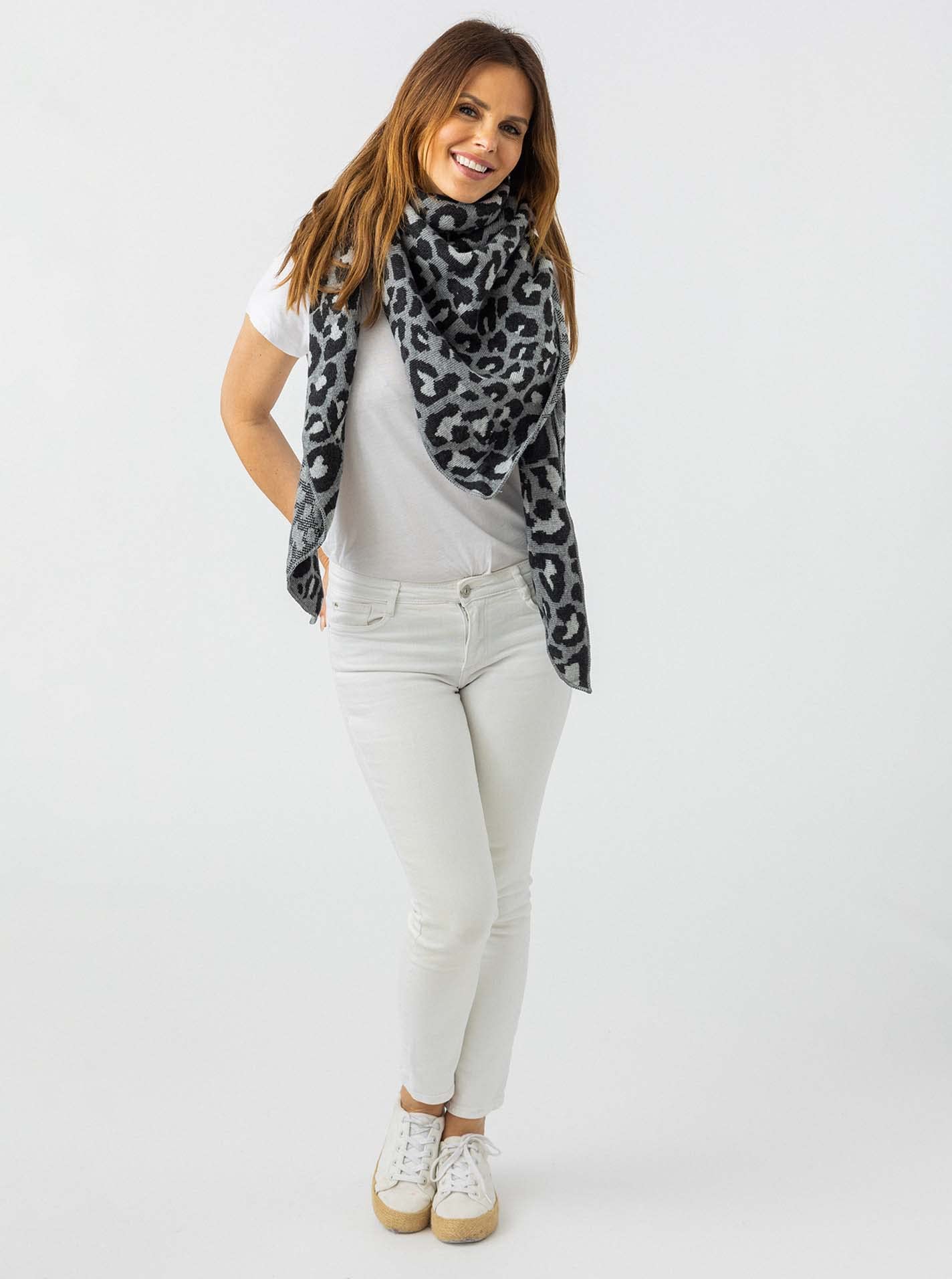 Zwillingsherz Dreieckstuch mit Kaschmir- Hochwertiger Schal im dezenten Leo Design für Damen Jungen und Mädchen - Hals-Tuch und Damenschal - Strick-Waren für Sommer und Winter