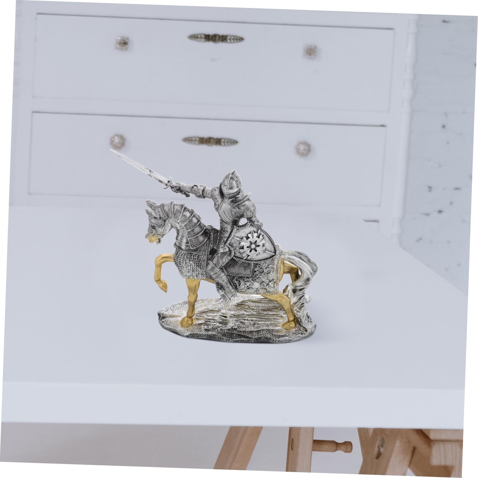 HANABASS Vintage Ritterfigur aus Kunstharz in Silber für Tischdekoration | Miniaturstatue mit Retro Eleganz, Flexible Platzierung für Büro und Wohnzimmer, Stilvolle Sammelfigur
