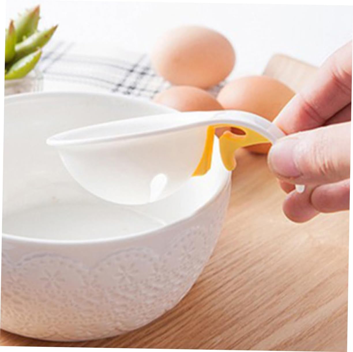 VOSAREA 2pcs Egg White Separator Egg Yolk Divider for Kitchen Baking Safe Easy to Use Multi-purpose Silicone Clip