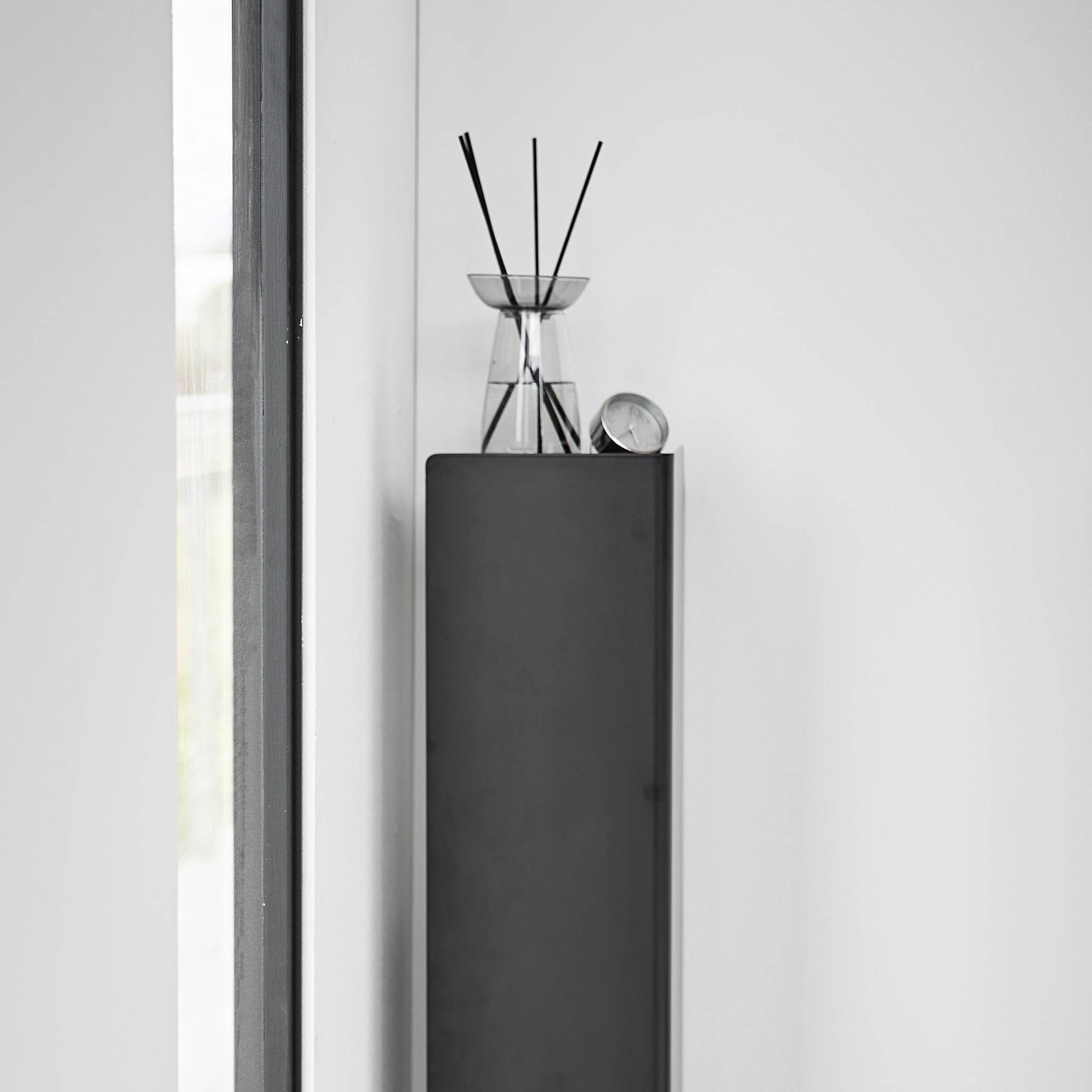 Yamazaki 1490 Tower Toilettenpapierhalter mit Rollen, schwarz, Stahl/Magnet, minimalistisch, 16 x 16 x 80,5 cm