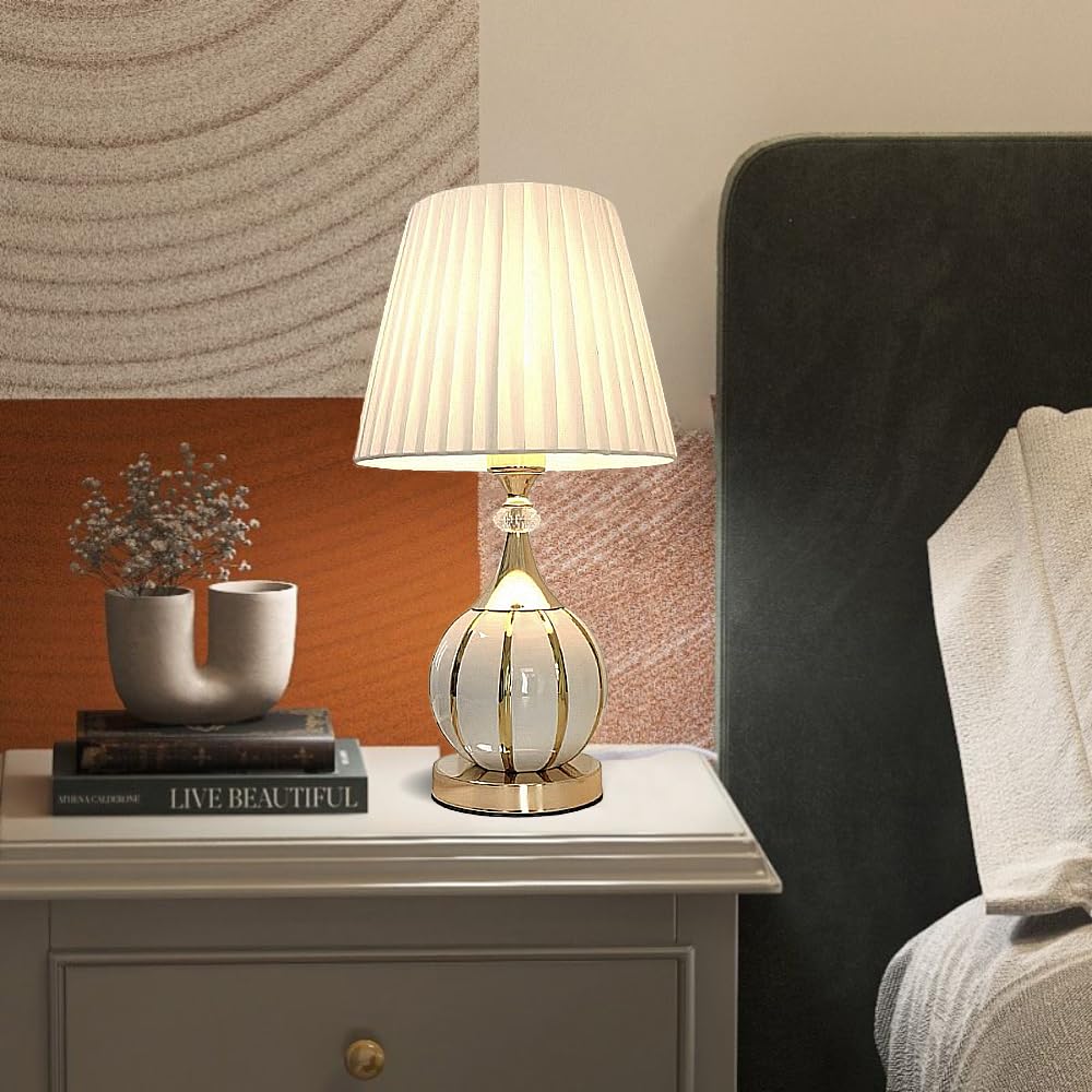XINYASEE Moderne weiße Keramik-Tischlampe mit goldenen Streifen, Kristallakzenten, plissiertem Stoffschirm, elegante Nachttischlampe für Schlafzimmer, Wohnzimmer, Büro, moderne Einrichtung (Weiß)