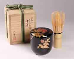 Ｒ４１９　棗　『庄三作』『黒漆塗』『波千鳥蒔絵』『大棗』　共箱　茶道具 茶道具 棗（なつめ） 溜塗中棗 波千鳥蒔絵 （樹脂製）【内梨子地