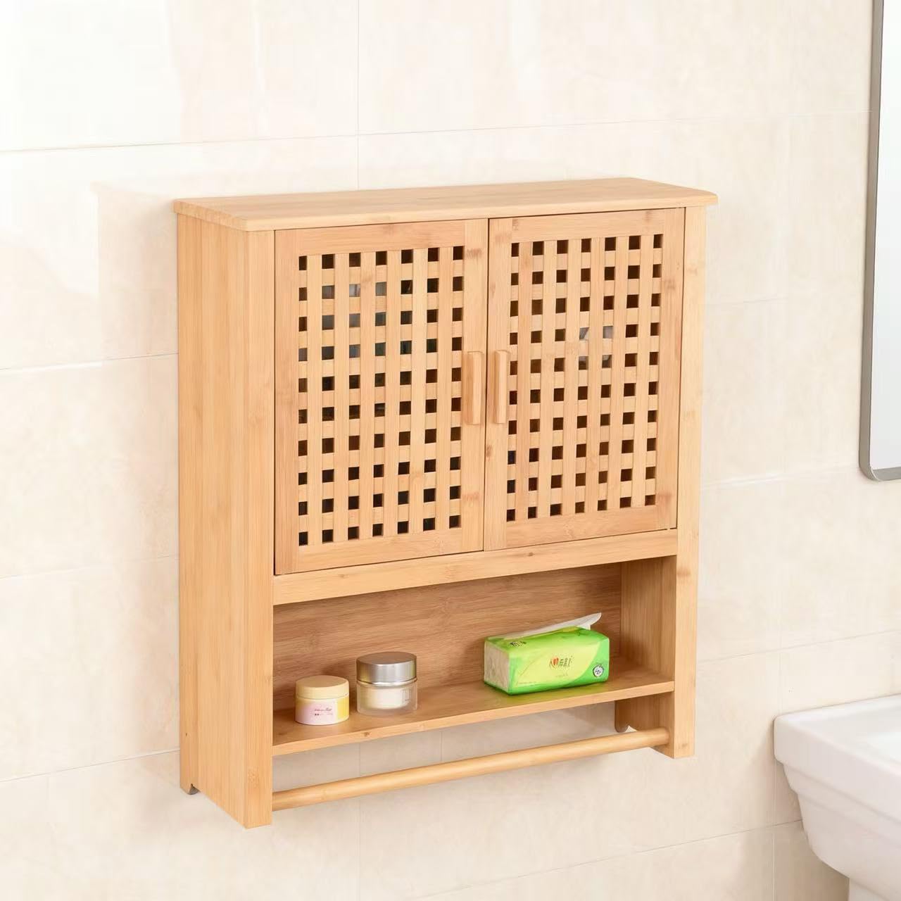 Hängeschrank aus Bambus fürs Badezimmer Wandschrank mit 2 Türen Handtuchhalter & Ablage Badschrank mit Regalfächern Platzsparend 66x62x20cm Natural (Land)