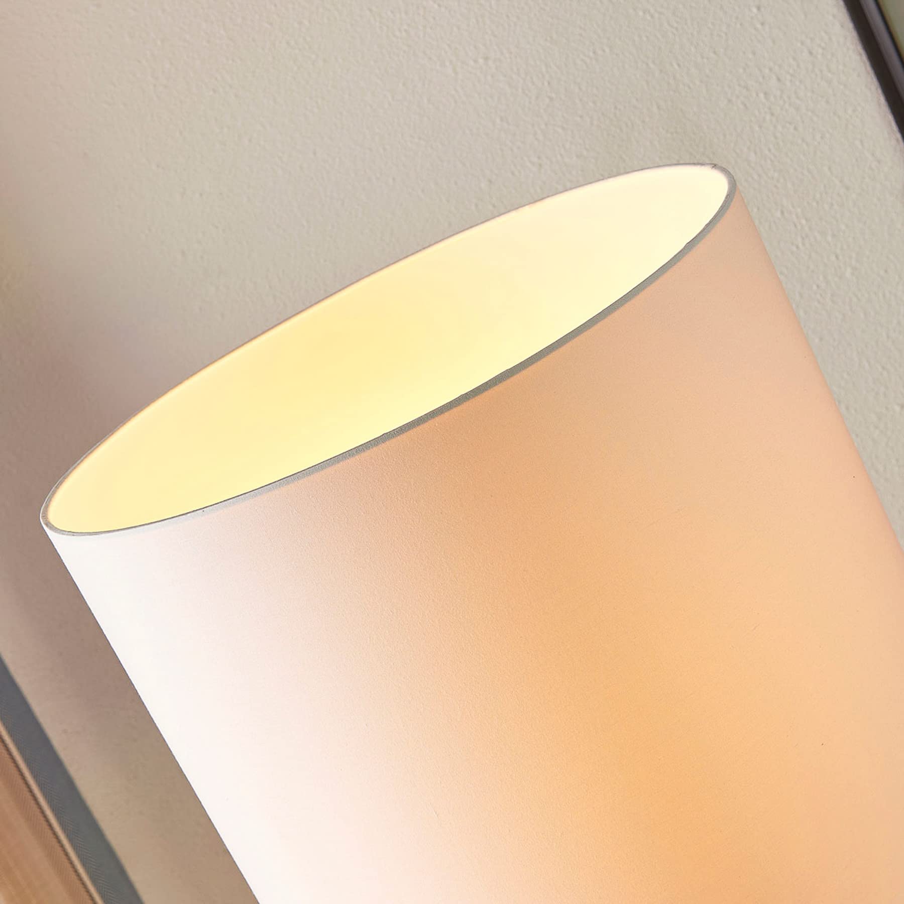 Lindby Textil Stehlampe weiß, Stehleuchte Stoff Lampenschirm mit Fußschalter 1x E27 max. 60W (ohne Leuchtmittel) Leselampe Standleuchte