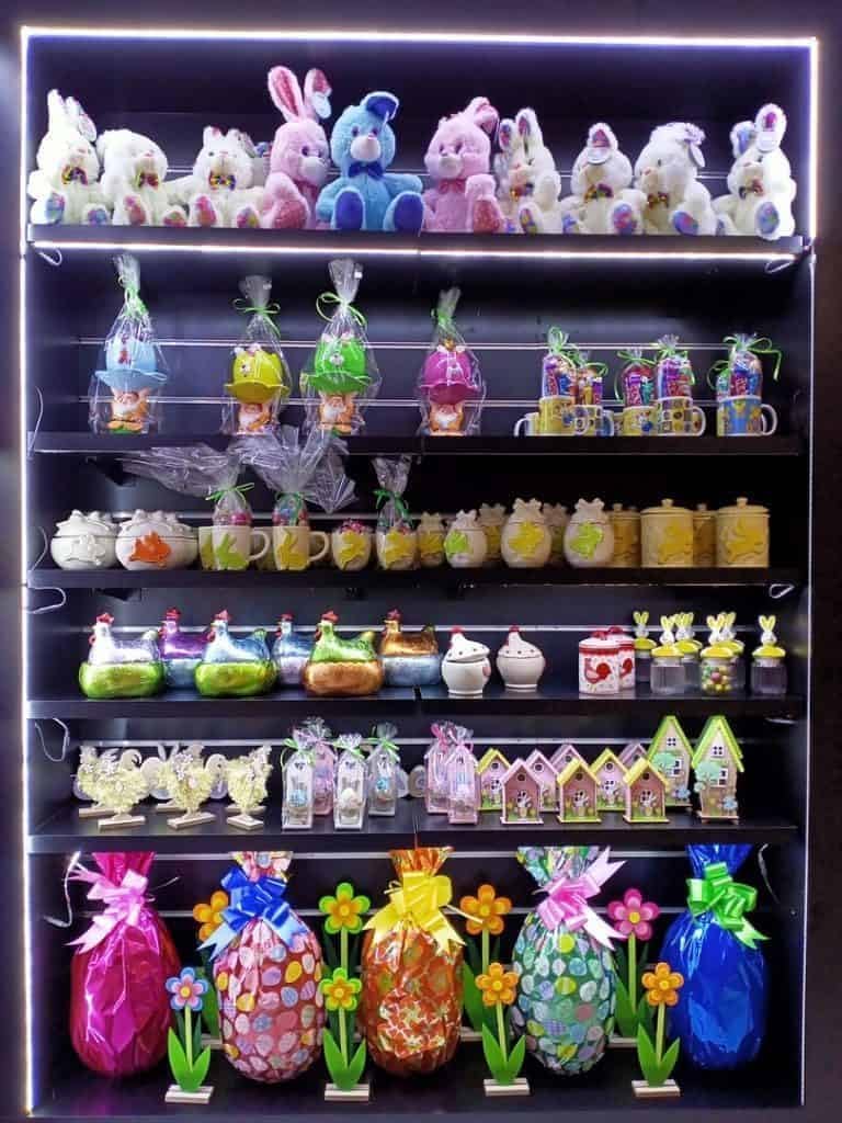 Huevo de Pascua Gigante con chuches y Sorpresa (Incluye Huevo de Chocolate de 150 gramos y todas las chuches en el interior) (Huevo Azul)