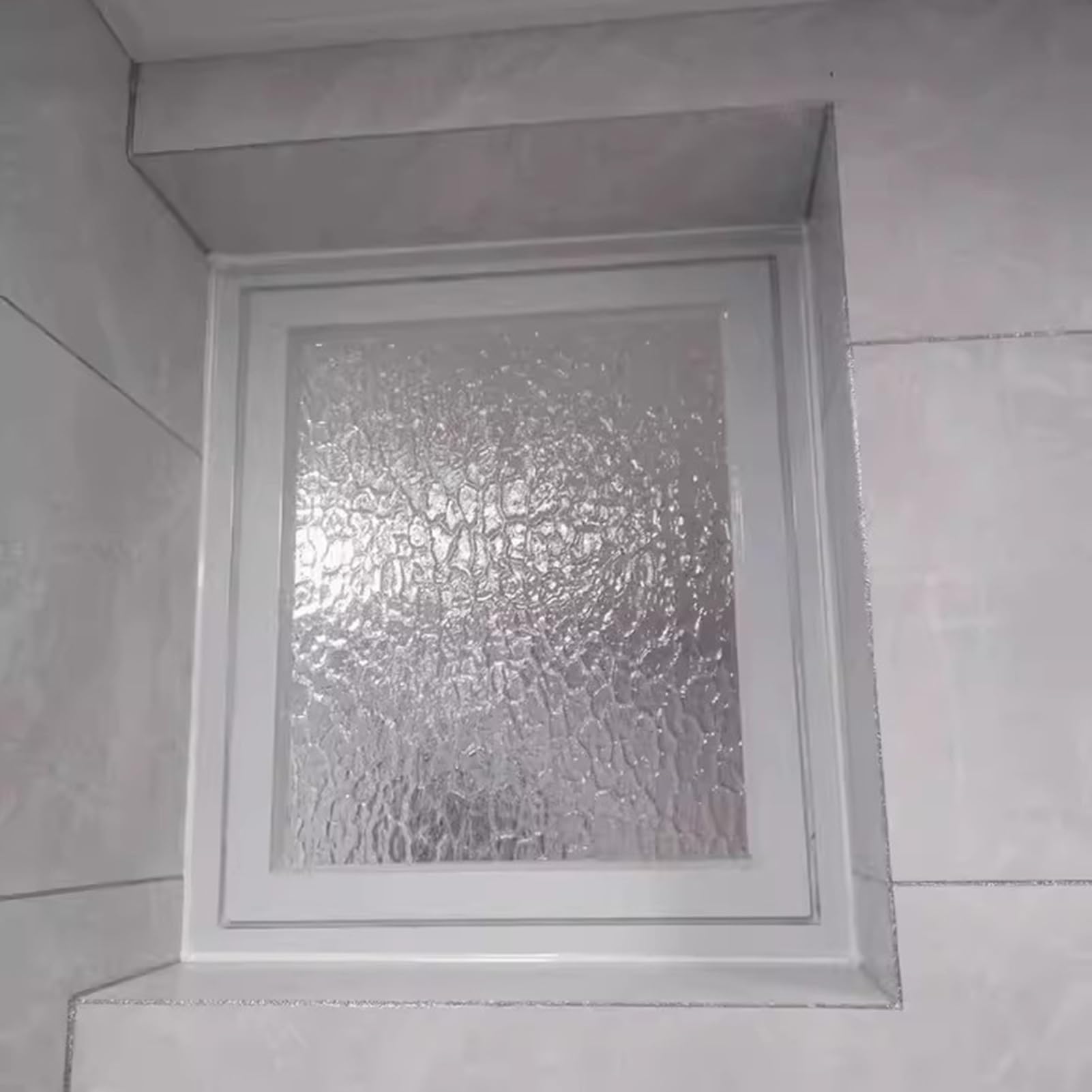 Ventana abatible de vidrio reforzado para aplicaciones comerciales y residenciales
