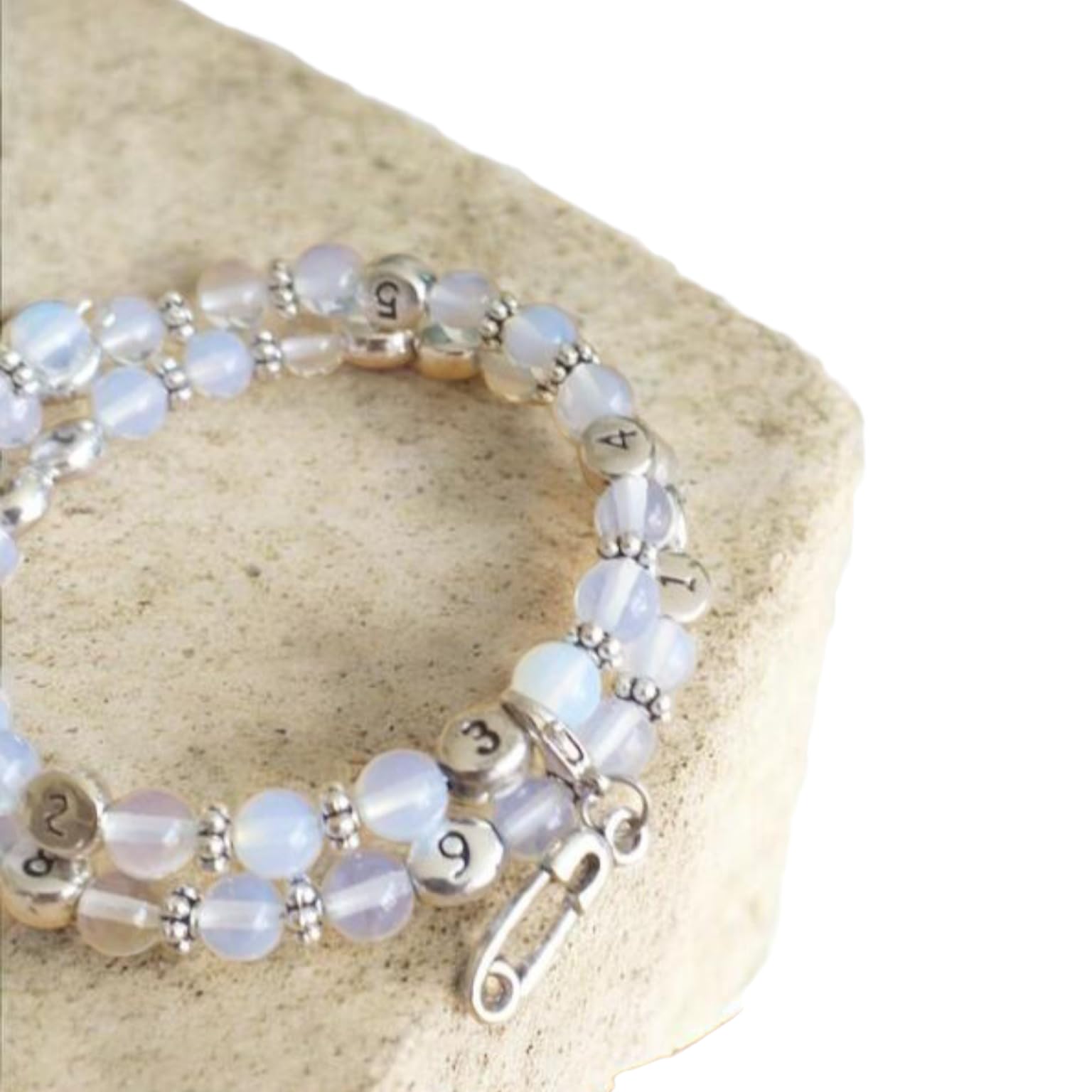 Bracelet d'allaitement en pierres blanches Opalite - permet de noter l'heure de la dernière tétée ou biberon - modèle Pertiwi