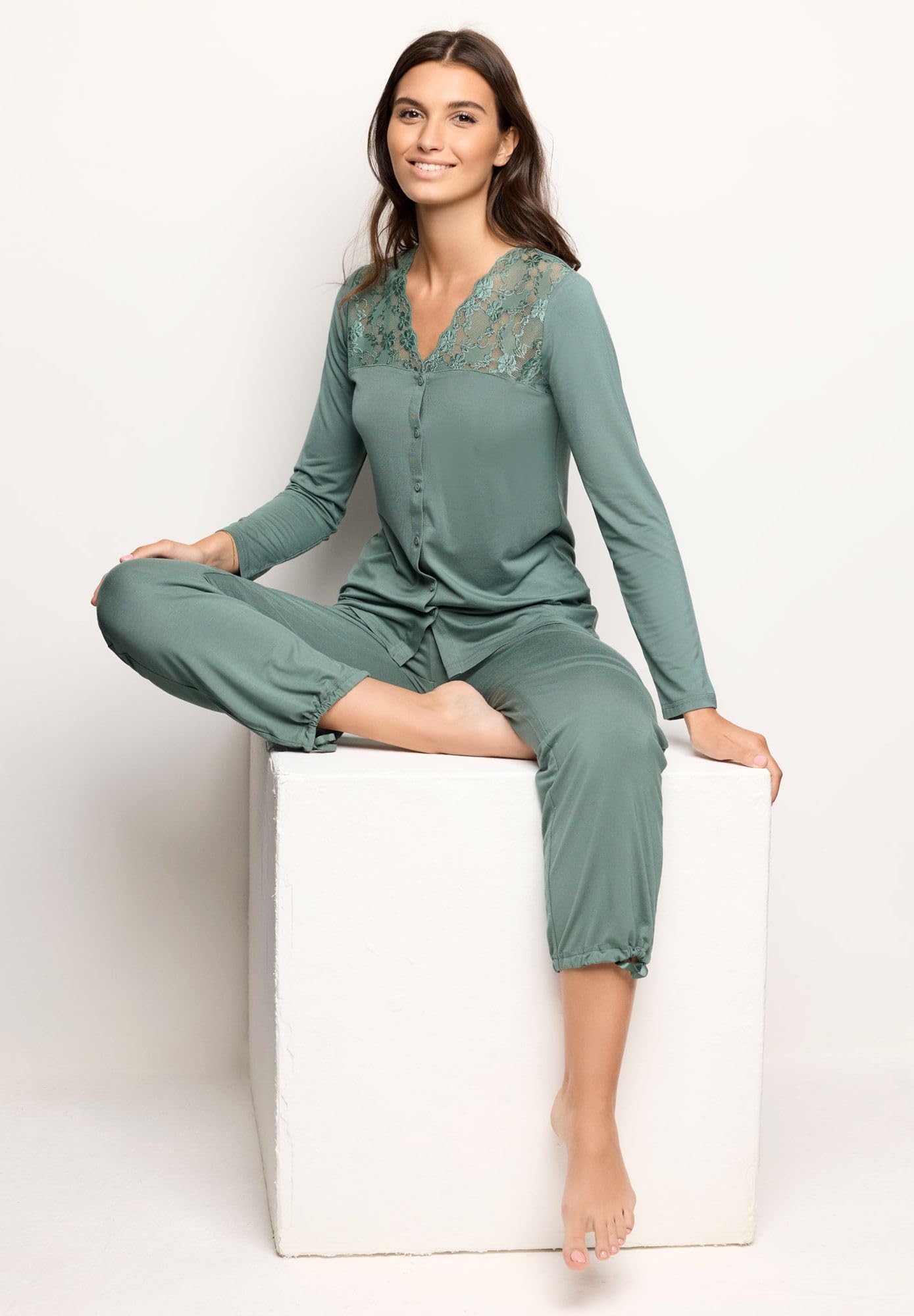 YAMAMAY - Pigiama Aperto Lungo, Donna, Verde Salvia, 95% Viscose 5% Elastan, Jersey di Viscosa con Inserti in Pizzo Elasticizzato, Monocromo
