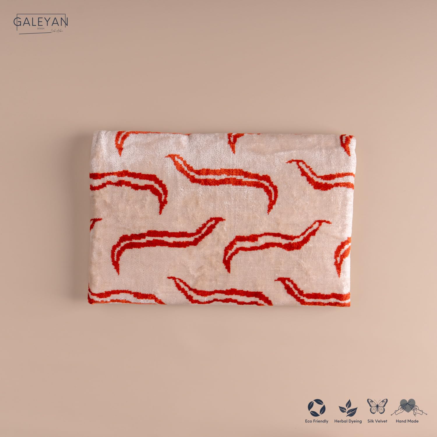 Pochette Ikat in velluto di seta fatta a mano, stile busta, design bohémien, motivo etnico, opzione cinturino a catena, pochette per feste serali, borsa premium, bianco sporco, rosso