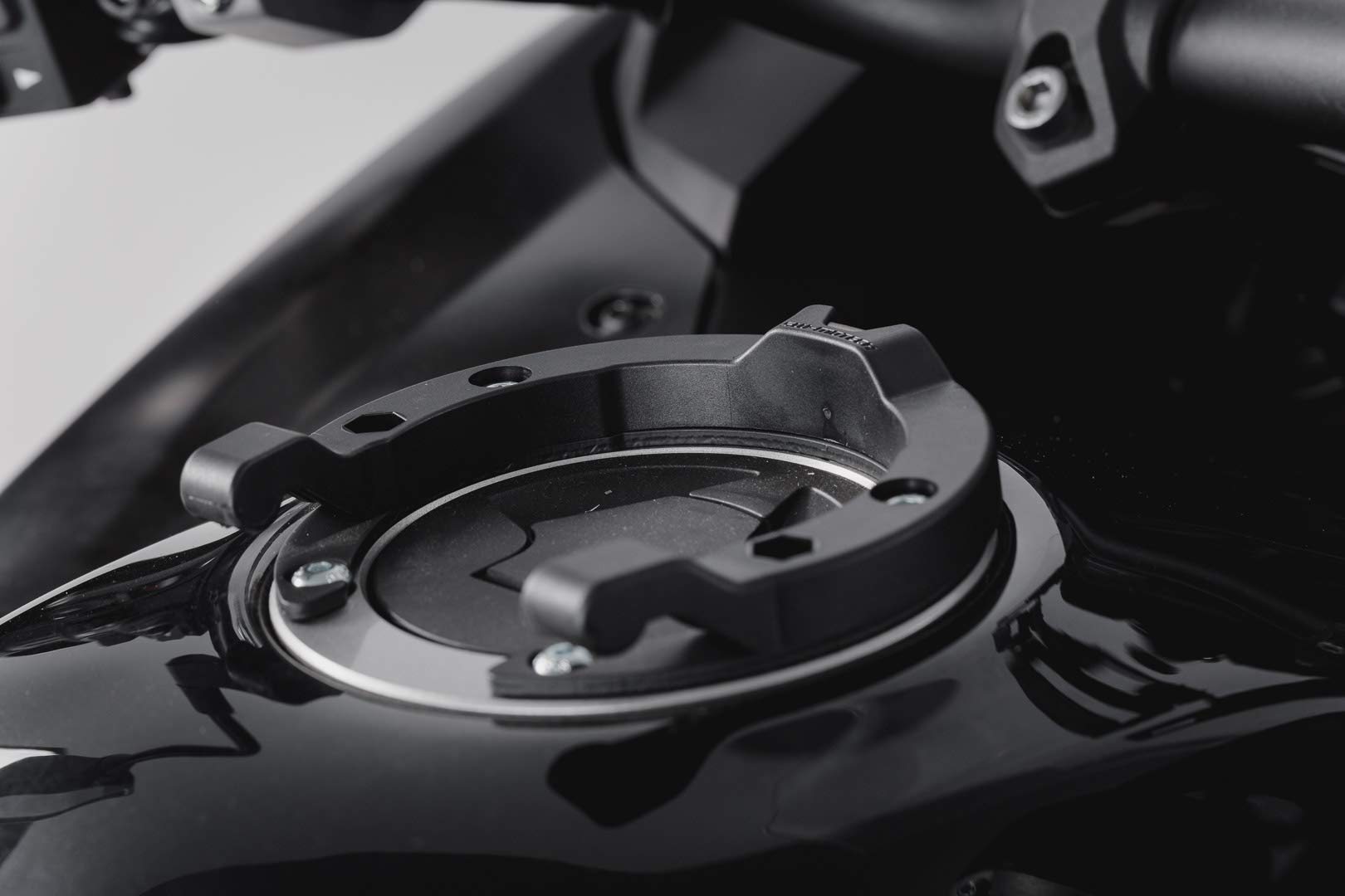 ION Tankring, schwarz, Kawasaki-Modelle, für Tank mit 5 Schrauben
