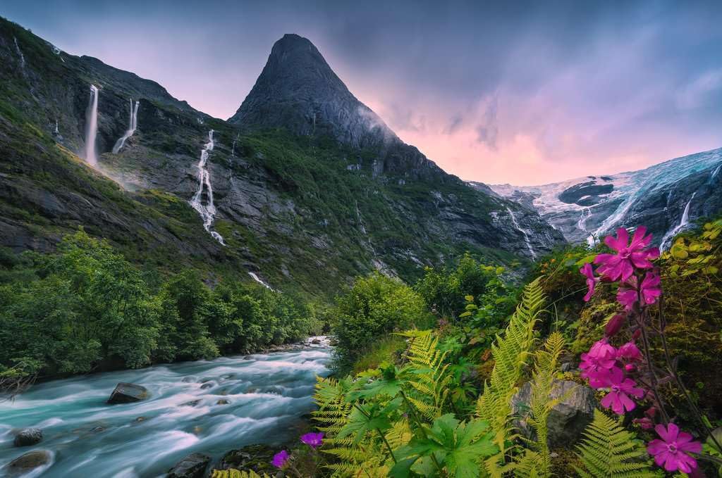 Ravensburger Stunning Mountain Vibes 4000 Piece Jigsaw