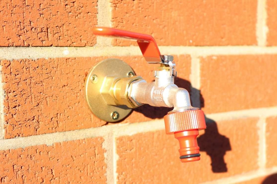 Outside 1/2” Garden Tap with Through The Wall Flange Bracket Set for 15mm Copper Or 15mm Plastic