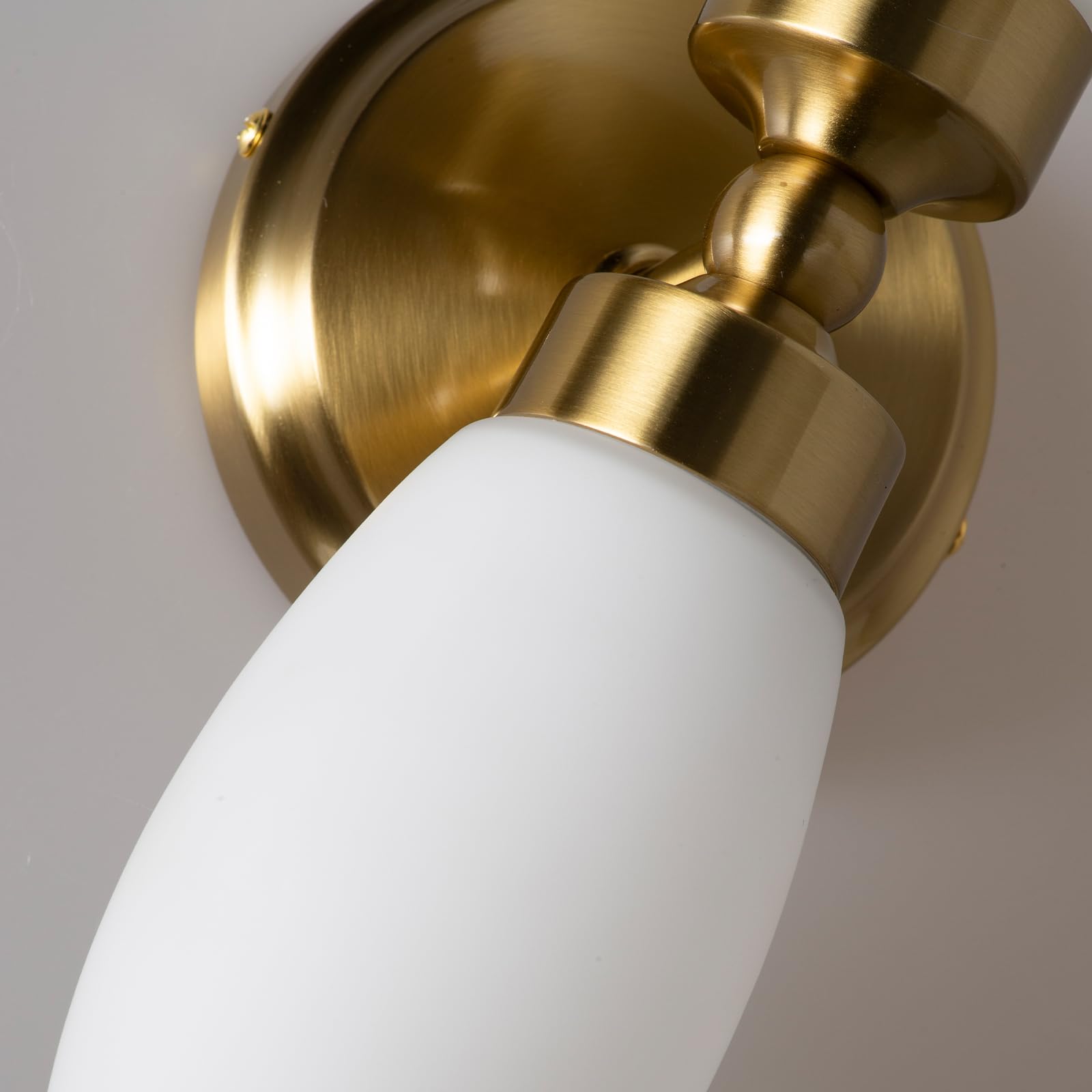Alpinaluz Aplique de Pared para Baño con dos focos E14, Pantalla de Cristal Opal Blanco y Base de Metal Dorado, Protección IP44, Iluminación Suave y Elegante para Espejos y Tocadores Modernos