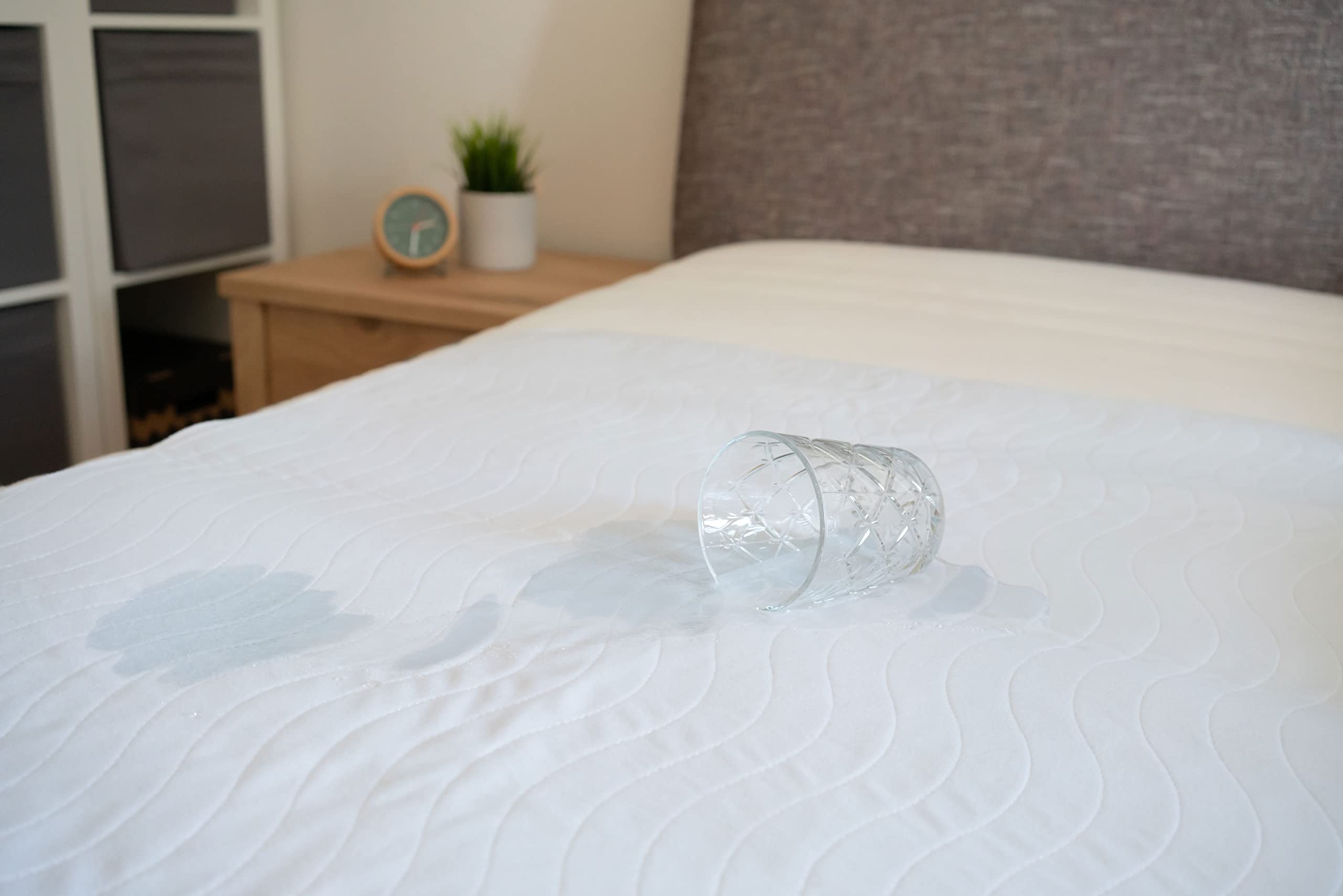 Sensalou Incontinence Pad 40 x 50 Bed Insert Moisture Protection Bed Underlay Waterproof (4), White, 40x50 cm - Image 4