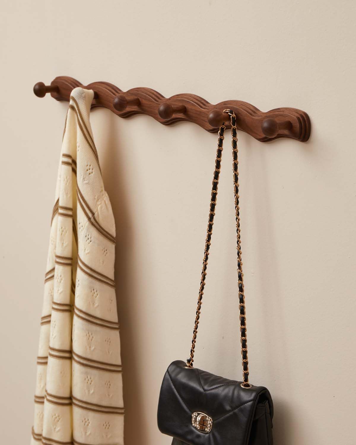 Wood Coat Rack Wall Mount - Walnut Coats Hook Hanger Wall-Mounted, Wave-Shaped Entryway Hanging Racks with 6 Hooks for Jacket Keys Hats Robes Towels Bags, Living Room Mudroom Bathroom Bedroom Hallway