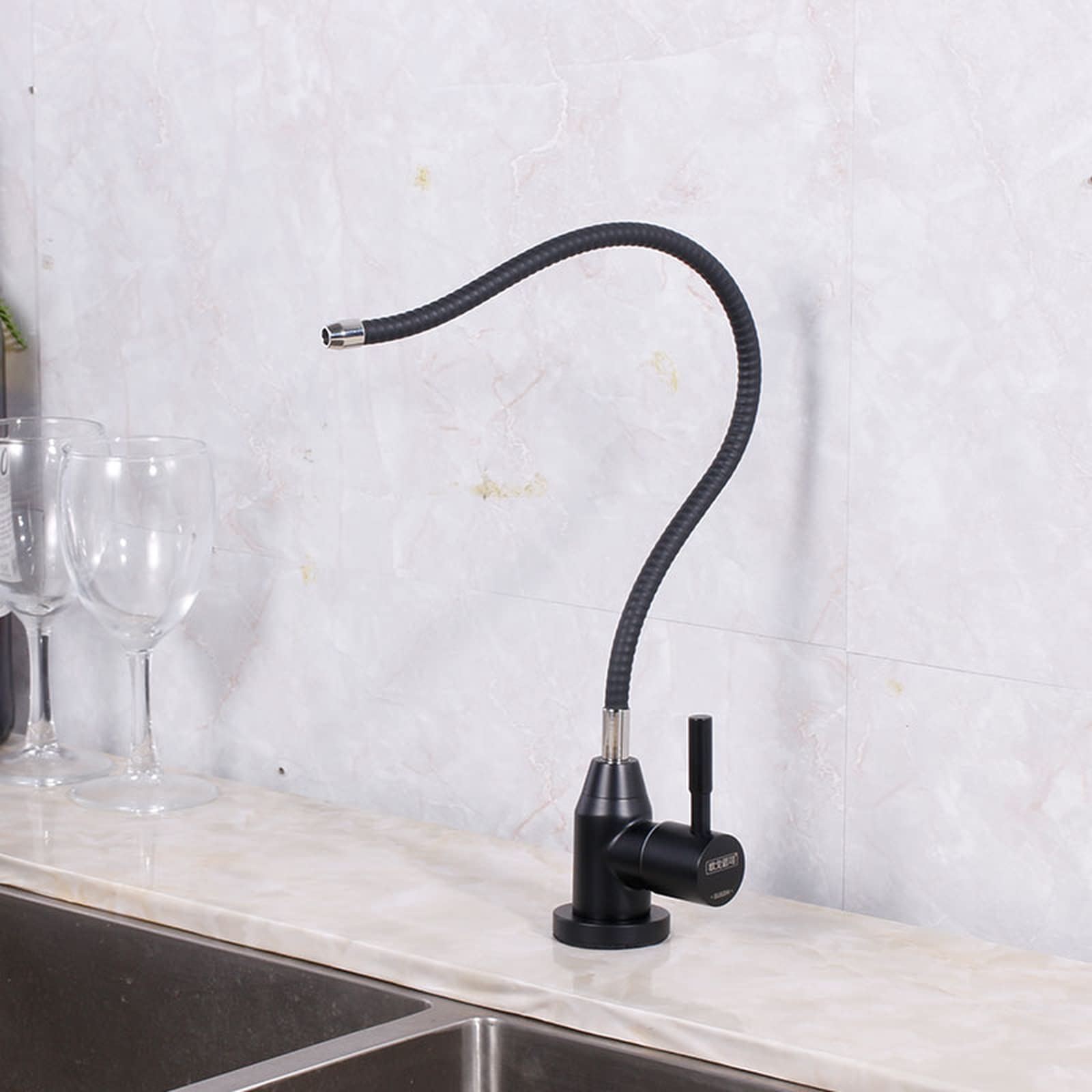 Robinet de cuisine pliable noir et flexible avec filtre à eau intégrée