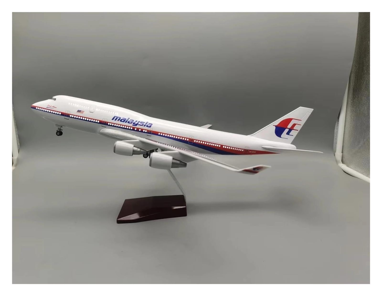 Odlewane zabawki samolotowe w skali 1/150 dla malezji 747 modele samolotów żywica odlewany model samolotu maszyna zbierana lotnictwo wystrój domu samolot do zbierania i wyświetlania (ze światłem)