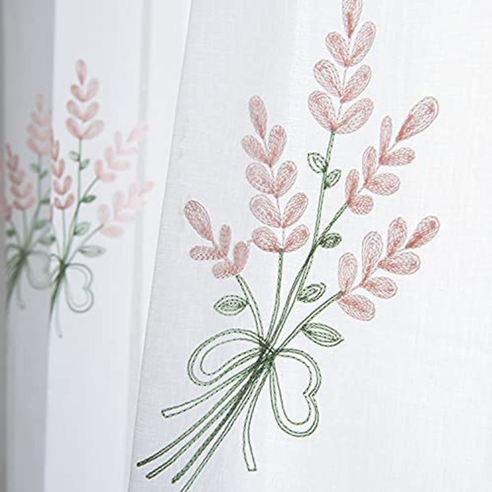 Rideaux de tulle aéré romantiques pour une atmosphère douce et pure