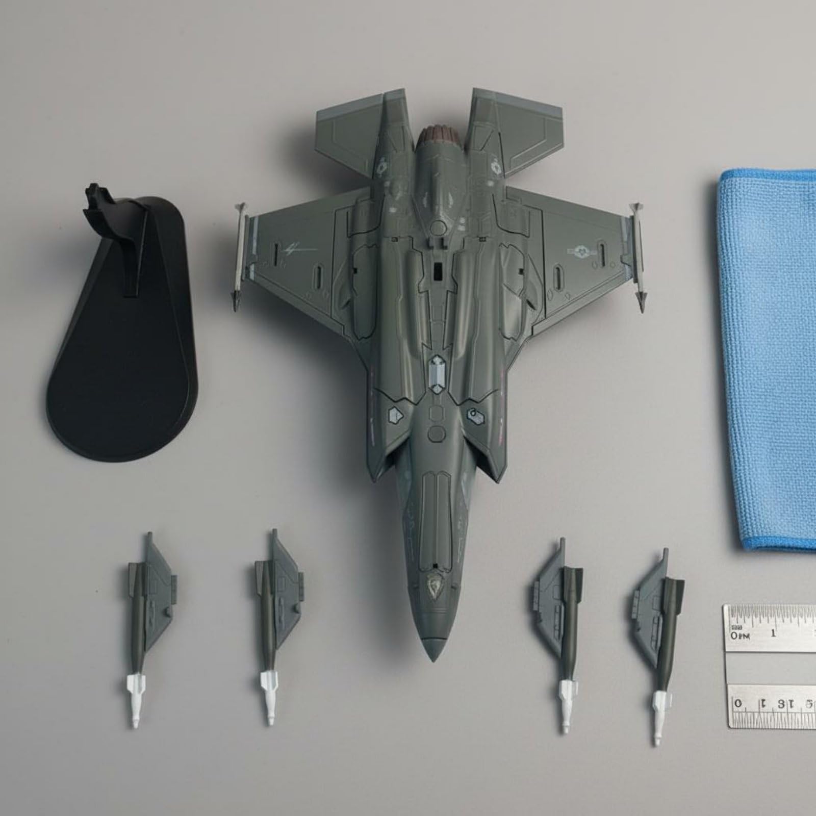 Modello Aereo F-35A Aereo da Caccia Jet da Combattimento Velivolo Statico Fusoliera in Lega con Finitura Fedele E Carichi Esterni Staccabili Base per