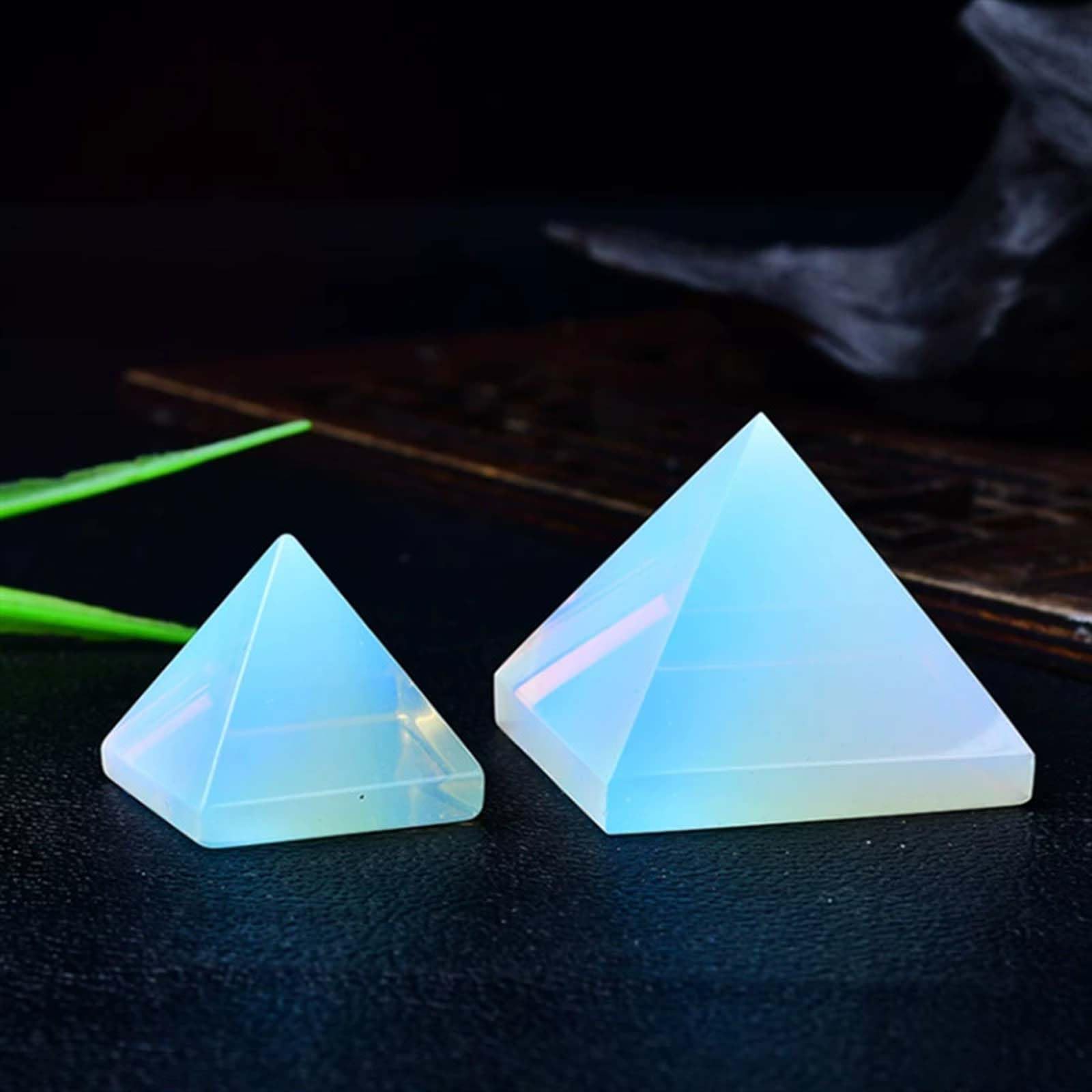 Natürliche Geschnitzte Chakra-Opalkristall-weiße Pyramide