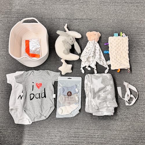 CREVENT Geschenkset für Mädchen und Jungen – Windelkorb mit 1 Decke, 1 Taggie, 1 Kuscheltier, 3 Söckchen, 2 Babybodys, 1 Bettchen-Mobile, 1 Geschenktüte – Das Wichtigste für Neugeborene(weiß)