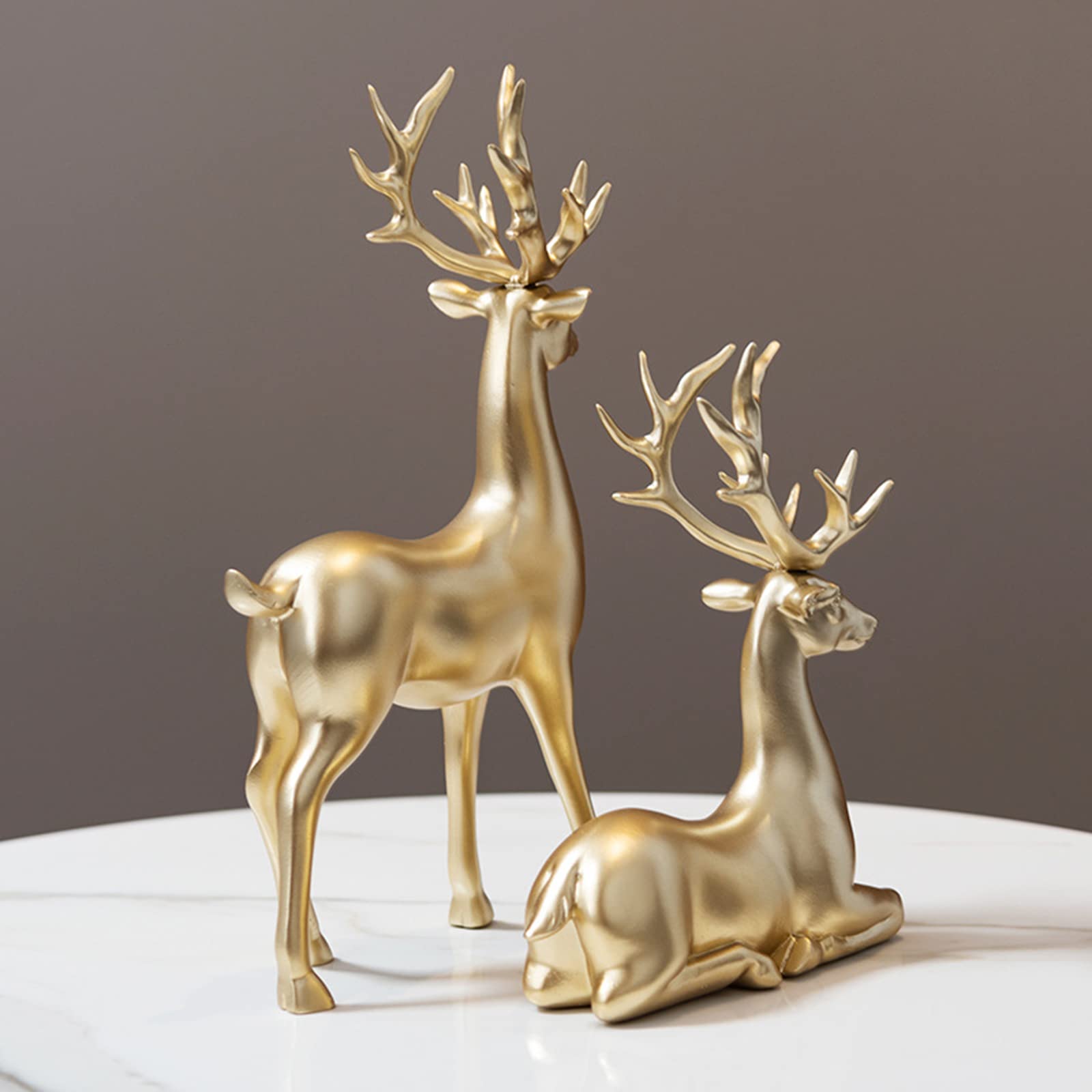 Set di 2 Statuette di Cervo Natalizio con Decorazione Natalizia,Scultura in Resina di Renna in Piedi E Seduta,Decorazioni Natalizie E Natalizie per La Casa,Forniture per Centrotavola Natalizio