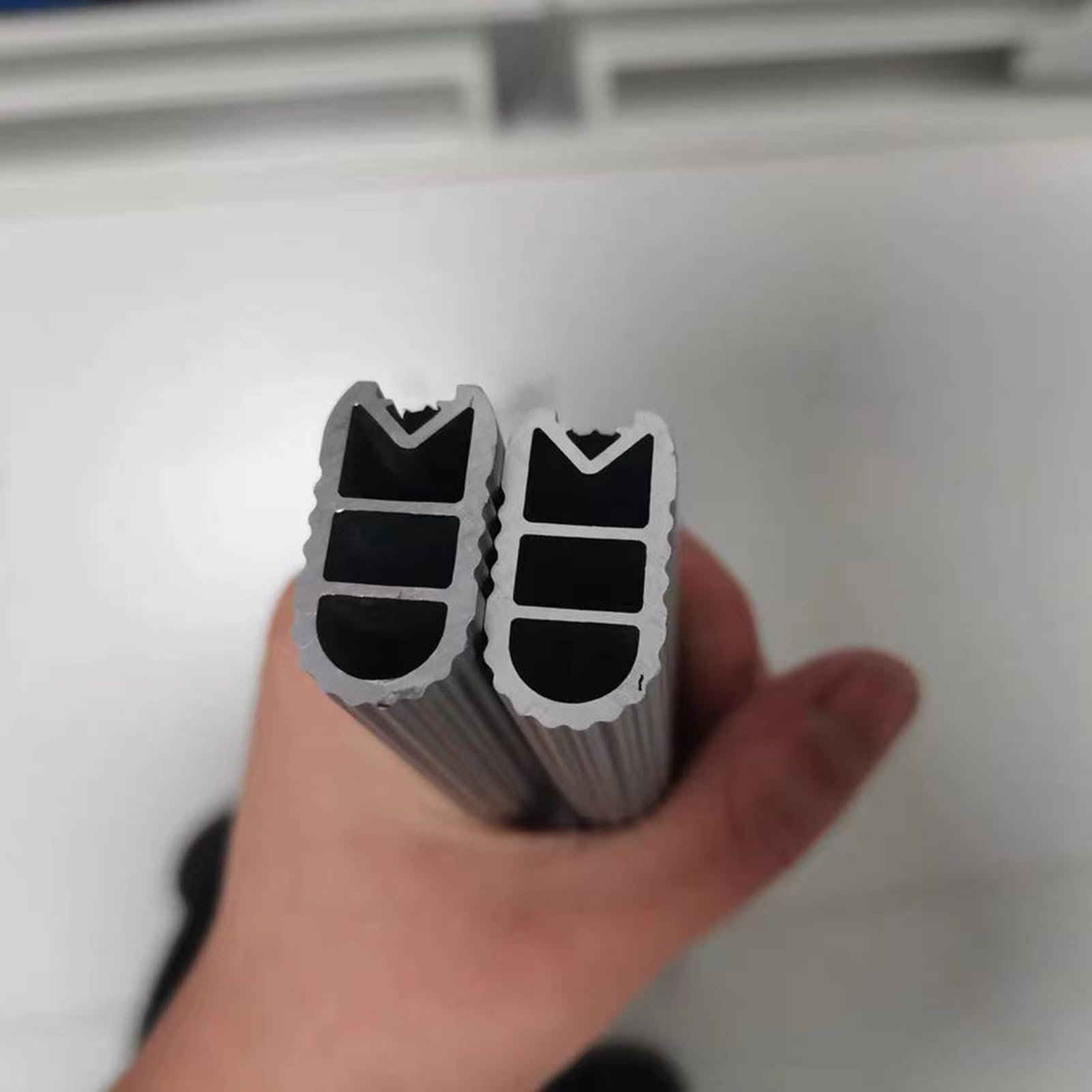 DrążEk do Szaf Metalowy Drążek na Ubrania z 2 Kołnierzami, Drążek na Ubrania Do Wieszania Ubrań, Solidny Organizer Do Wieszania Ubrań w Szafie, Przycięty na Wymiar, Drążek na Ubrania z Listwą Tłumiącą