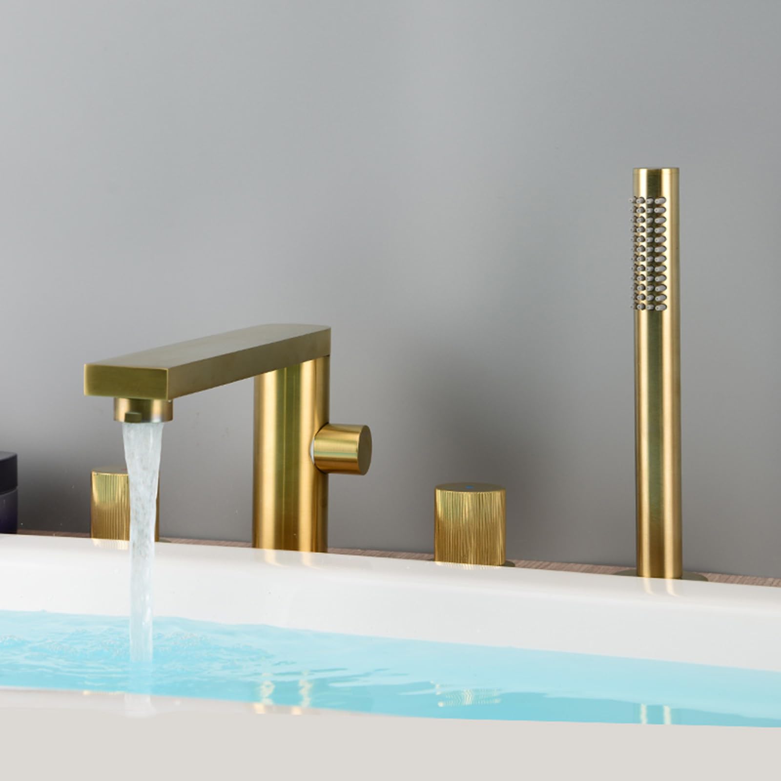 Mélangeur baignoire 4 trous à rotation pour faciliter le bain des enfants