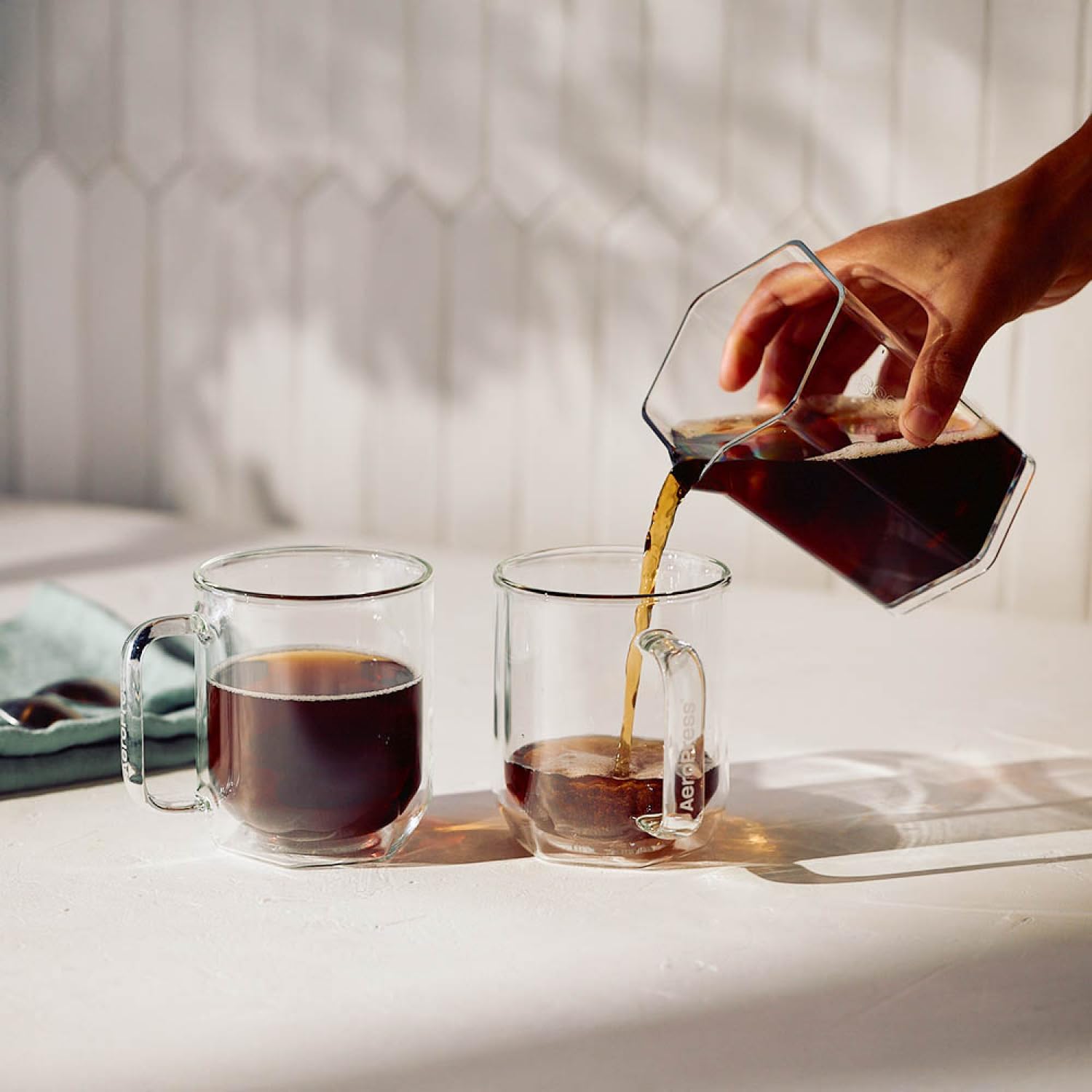 AeroPress Doppelwandige Kaffeetassen aus Borosilikatglas. Kristallklare Tassen mit Griffen, breiter Basis, extra dickem Glas – entwickelt für Standard Kaffeebereiter – 350 ml, 2er-Set