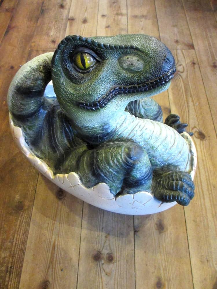 恐竜の卵から孵化したフィギュア陶器製オブジェ、置き物 恐竜の