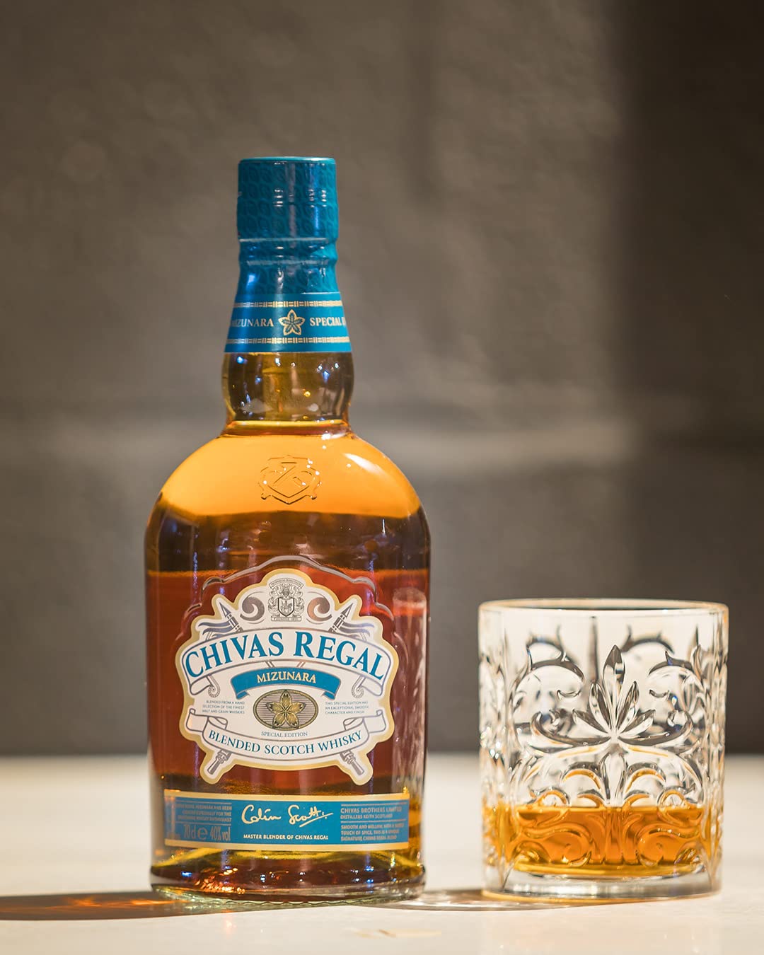 Chivas Regal 18 Años Whisky Escocés de Mezcla Premium, 700ml + Mizunara Whisky Escocés de Mezcla Premium Whisky Japonés, 700 ml