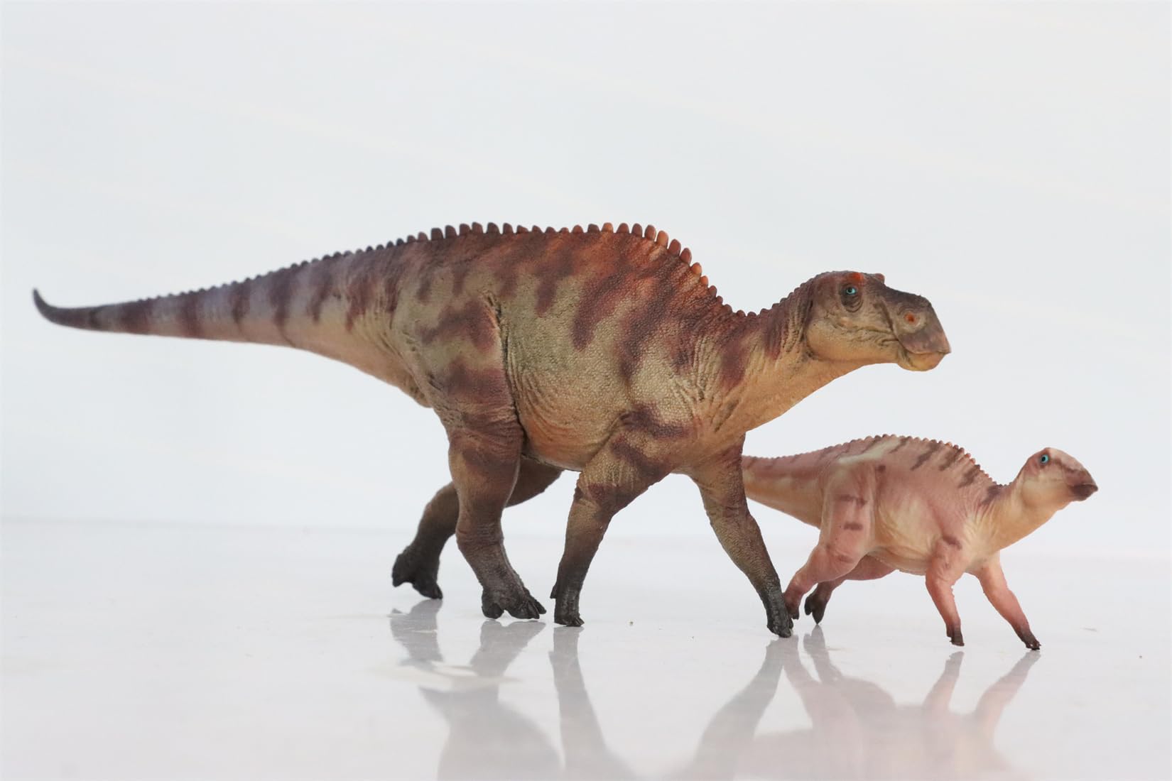 AMITD Figura de acción de dinosaurio de Maiasaura Mother and Son a escala 1:35 (rojo con caja)