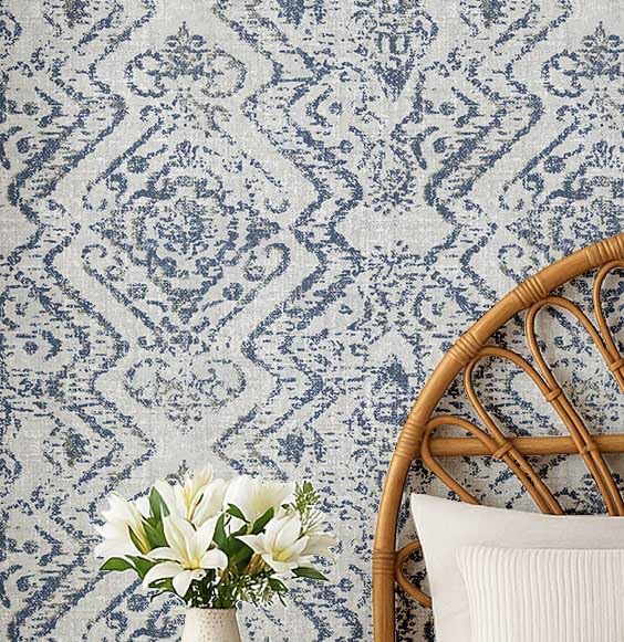 Papier peint géométrique bleu sans colle pour masquer les défauts d'un vieux meuble
