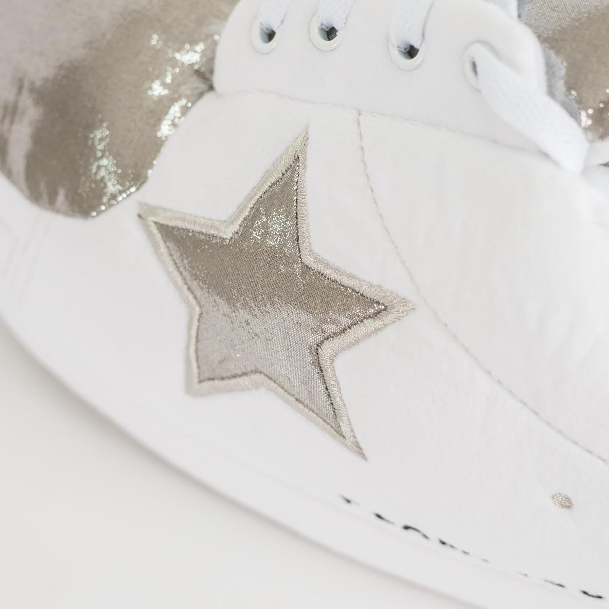 Flamingueo Chausson Sneakers - Chausson Homme, Pantoufle Femme Hiver, Chausson Drole, Unisex, Pantoufle Homme, Cadeau Original, Taille Unique