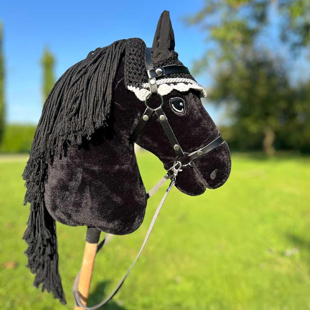 Hobby Horse Frison Nero A3, Staffelei komplett mit Netz, Maulkorb, Zaumzeug, Zitzen und Mückenschutzkappe. Pferdekopf-Stock für Hobby Horsing Kinder und Jugendliche